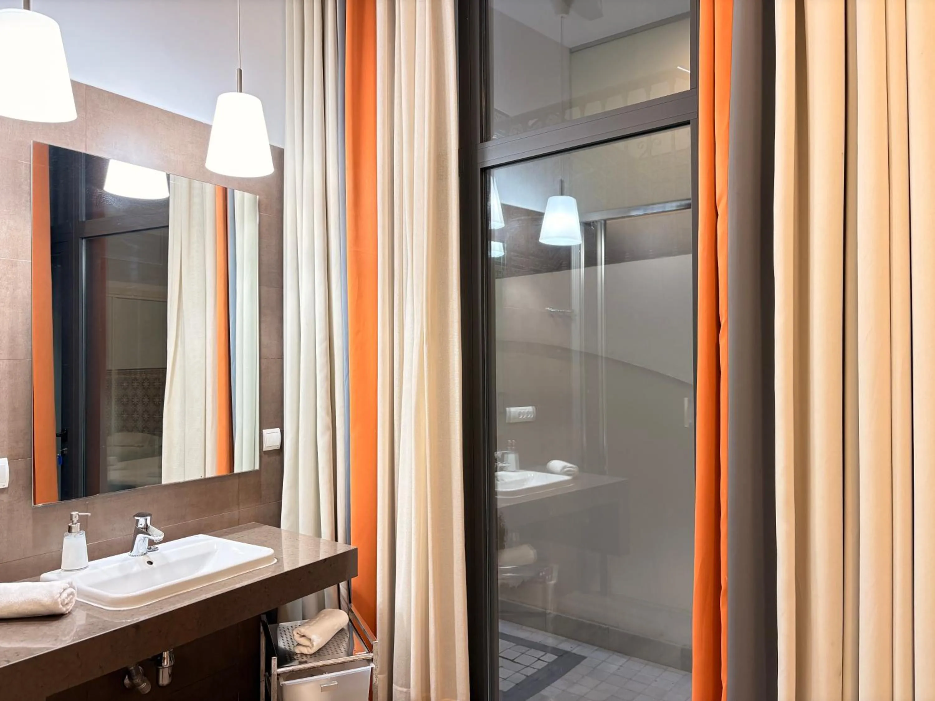 Shower in Life Apartments Alberto Lista