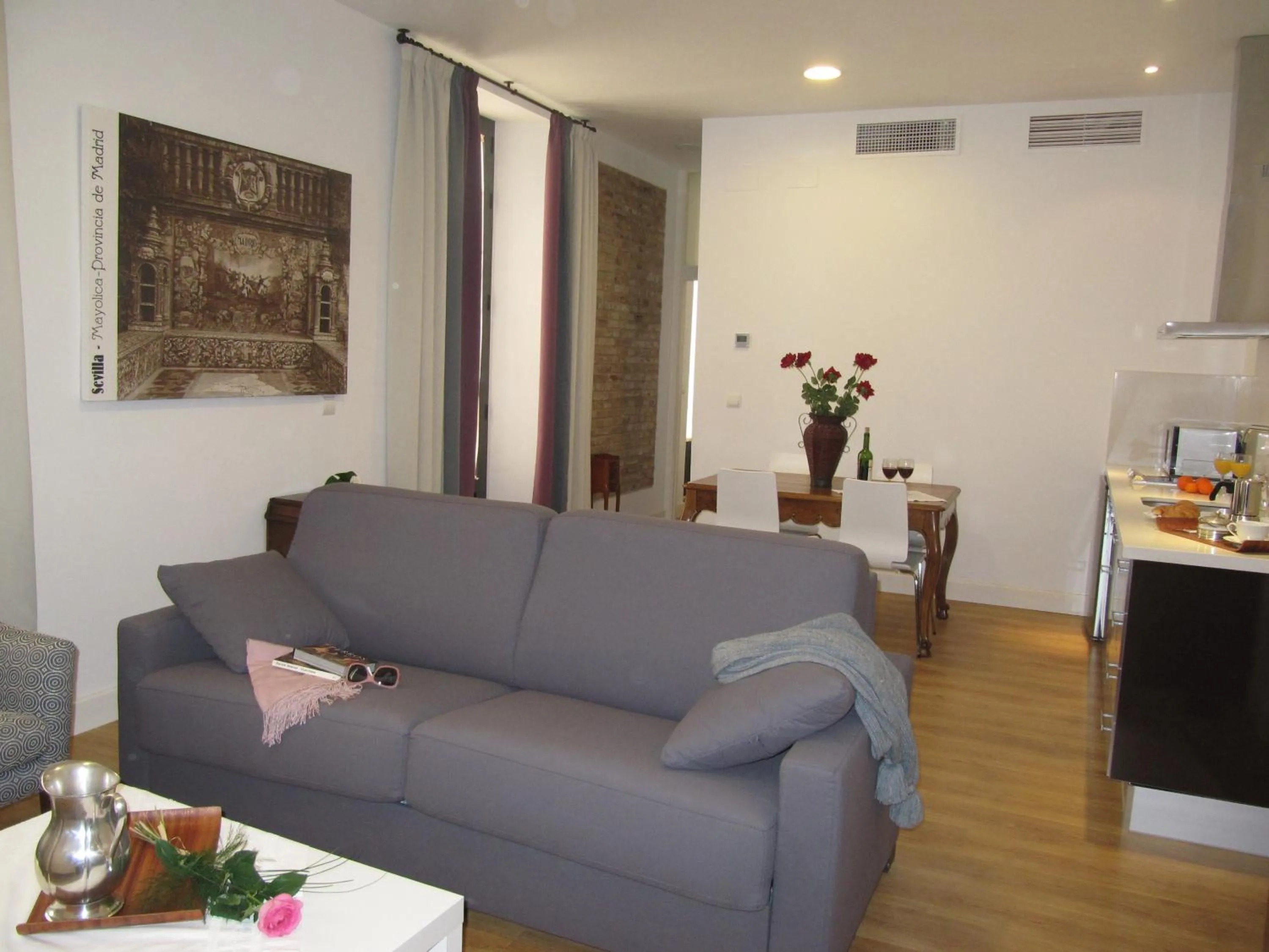 Seating area in Life Apartments Alberto Lista