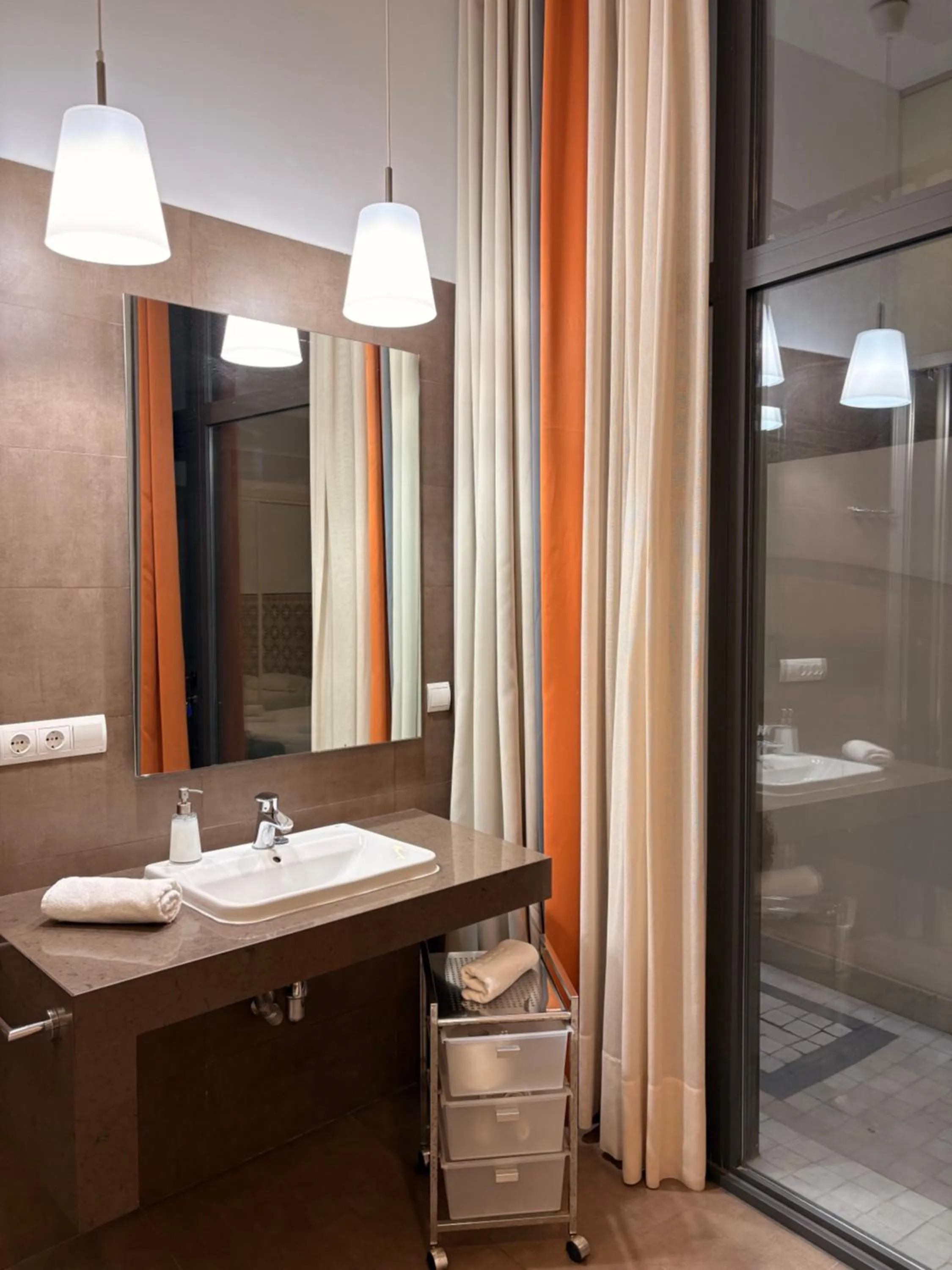 Shower in Life Apartments Alberto Lista