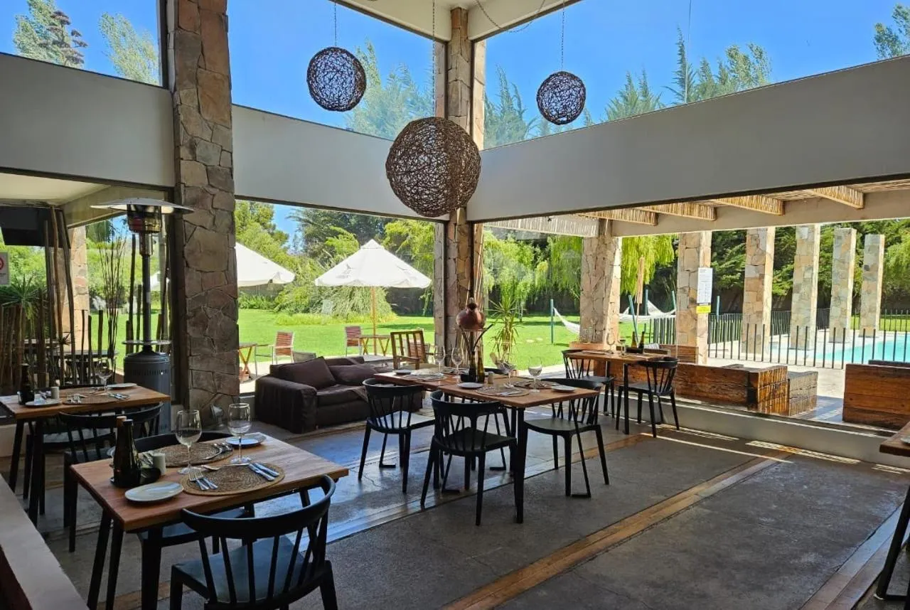 Restaurant/places to eat in Hotel Limari