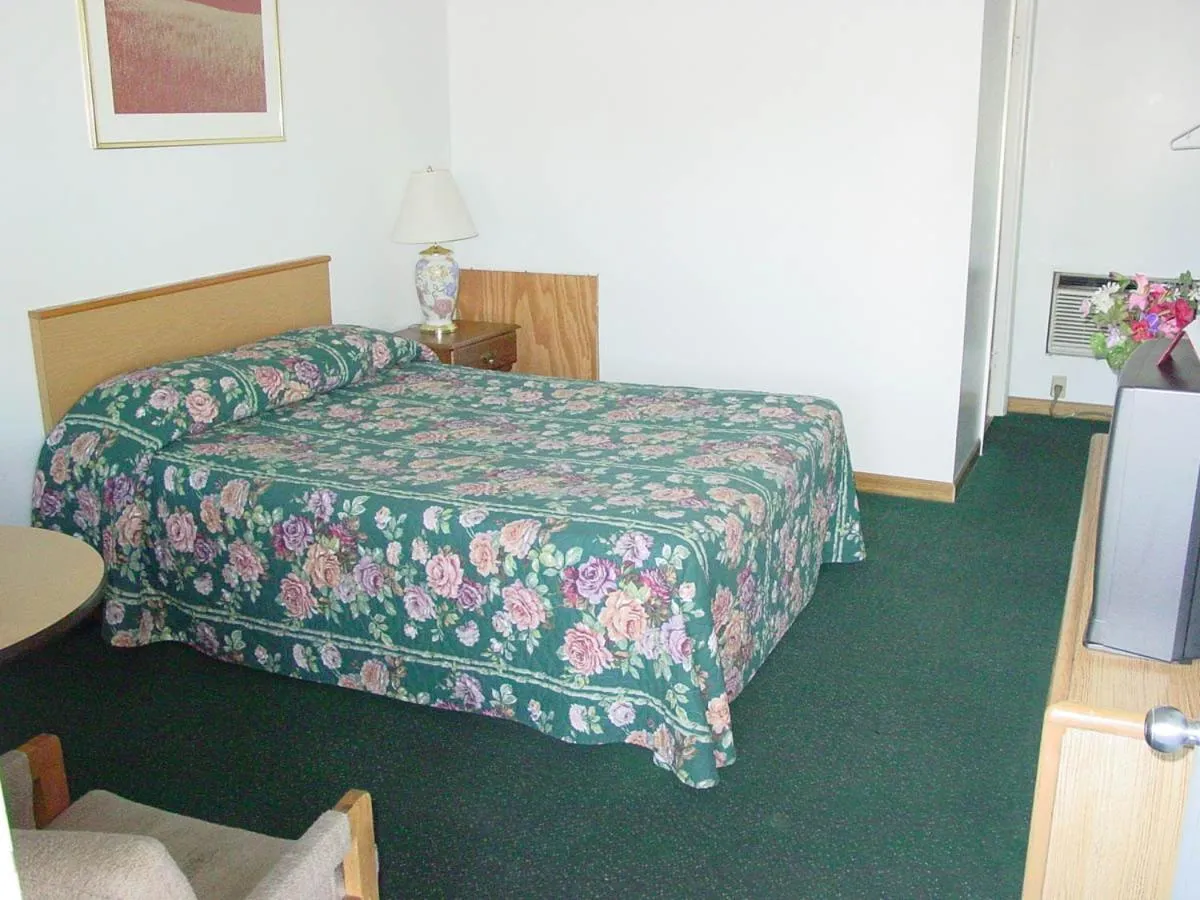 Photo of the whole room, Bed in Monticello Inn - Monticello, Indiana