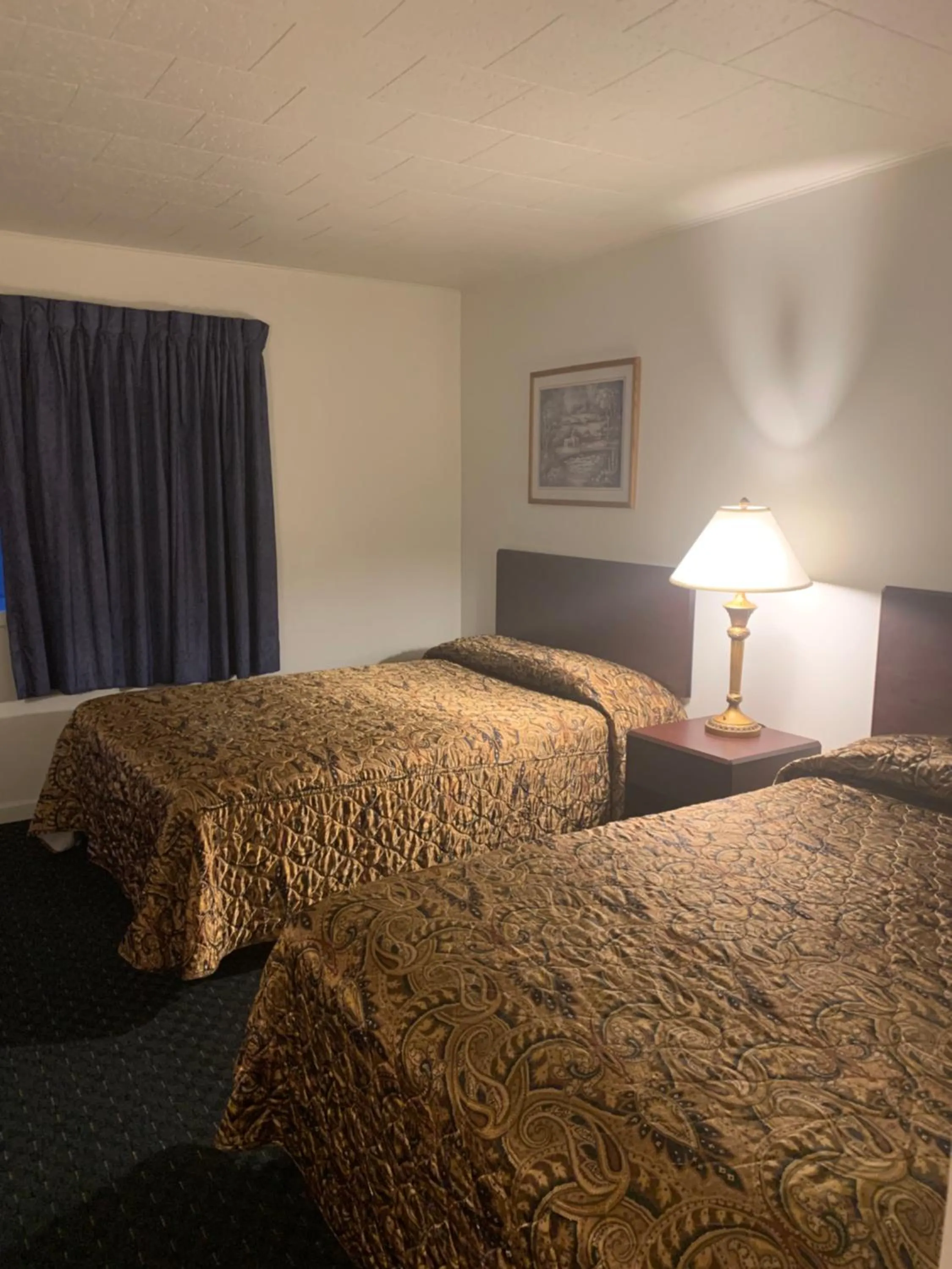 Bed in Monticello Inn - Monticello, Indiana