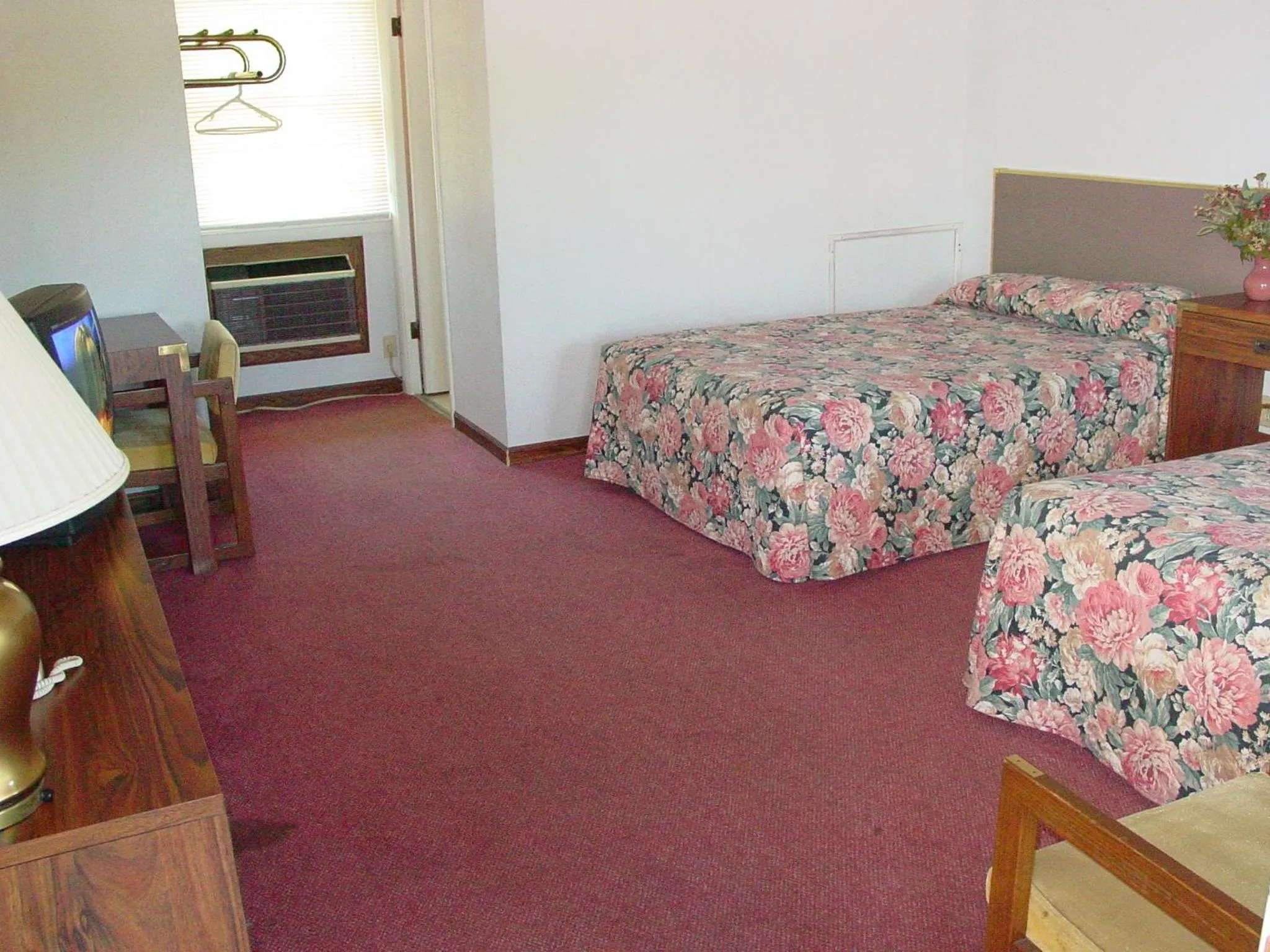 Photo of the whole room, Bed in Monticello Inn - Monticello, Indiana