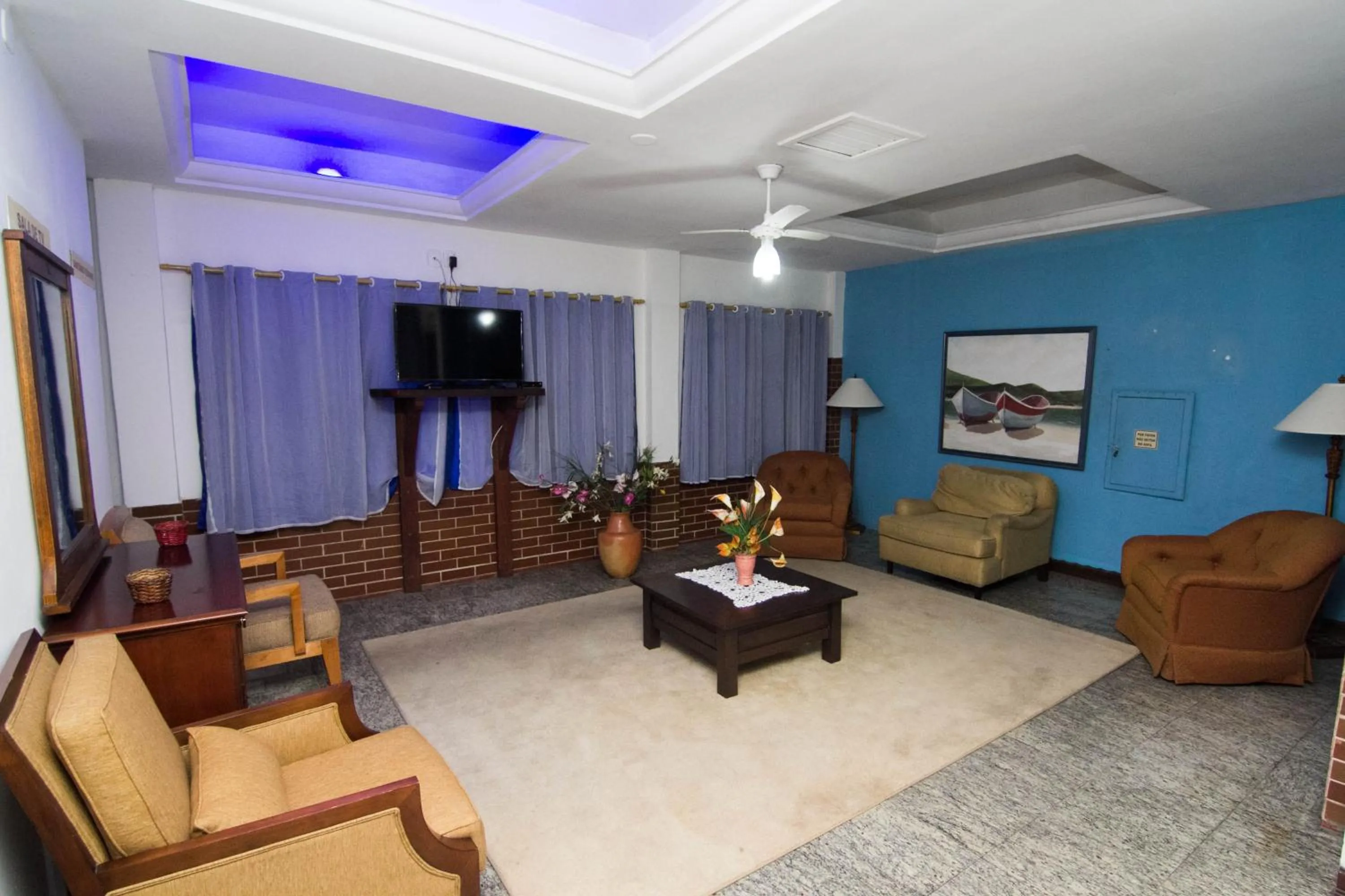 Communal lounge/ TV room in Hotel Águas Vivas