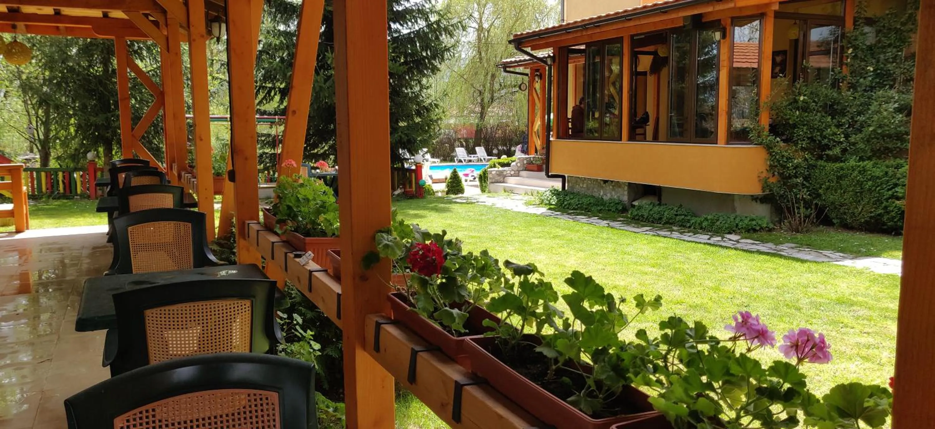 Restaurant/places to eat in Family Hotel Iv