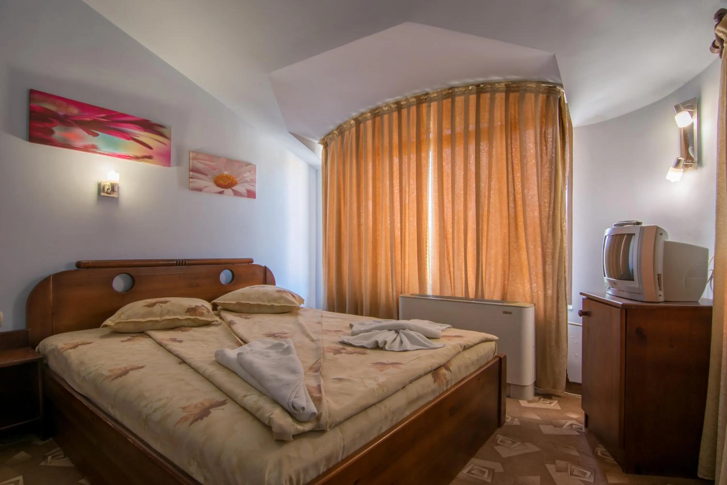 Photo of the whole room, Bed in Family Hotel Iv