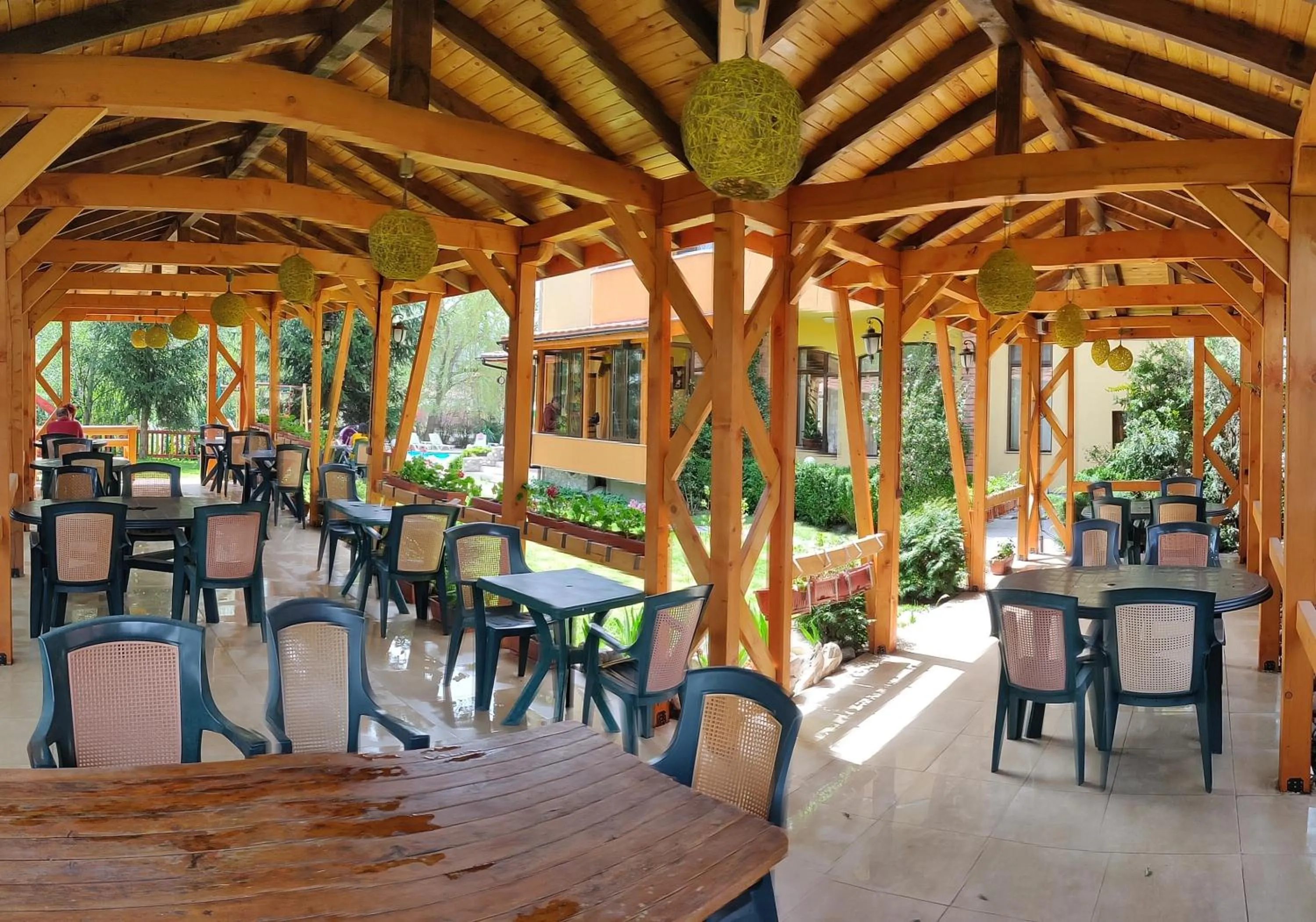 Restaurant/places to eat in Family Hotel Iv