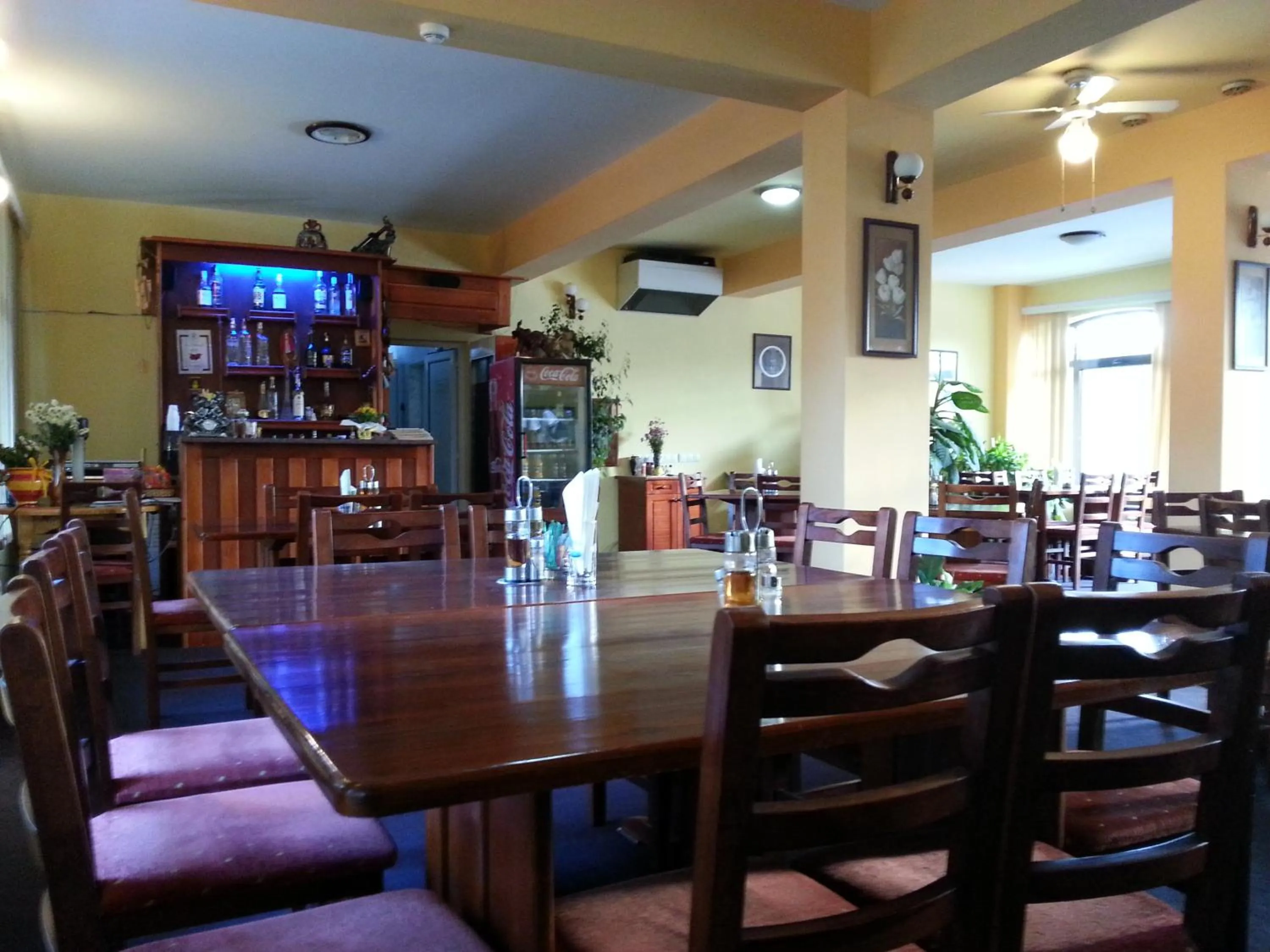 Restaurant/places to eat in Family Hotel Iv