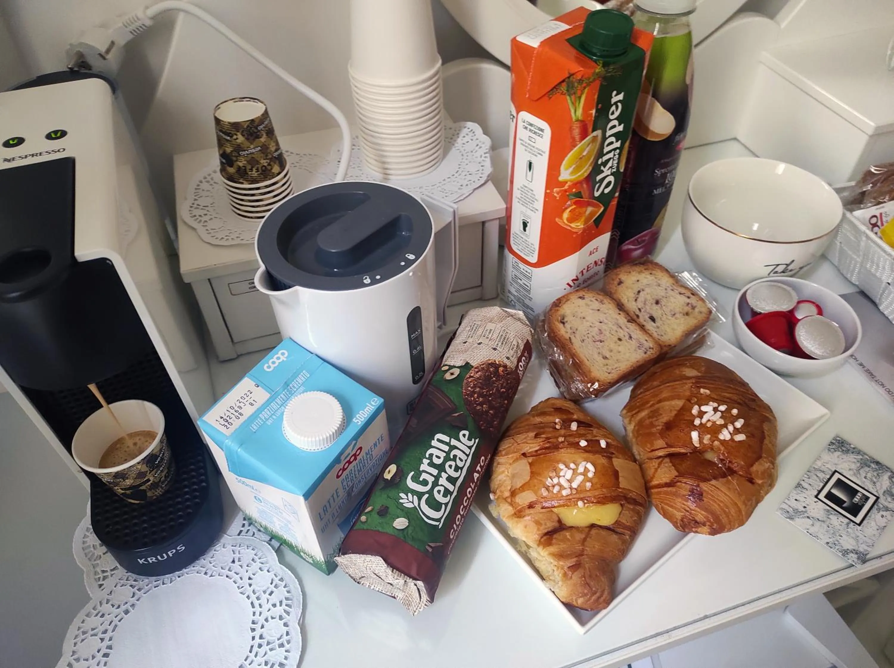 Breakfast in White Room