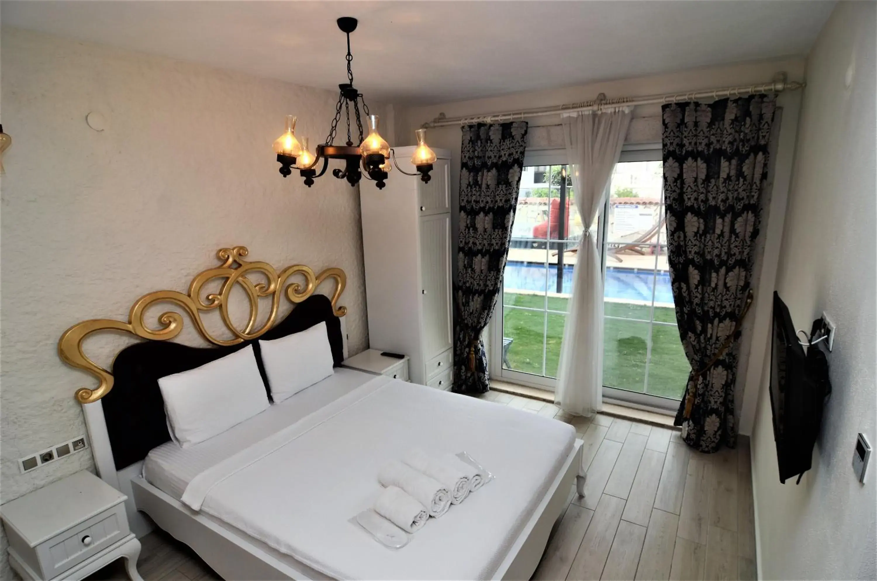 Triple Room with Pool View in Grand Alaçatı Butik Hotel Triple Room with Pool View in Grand Alaçatı Butik Hotel