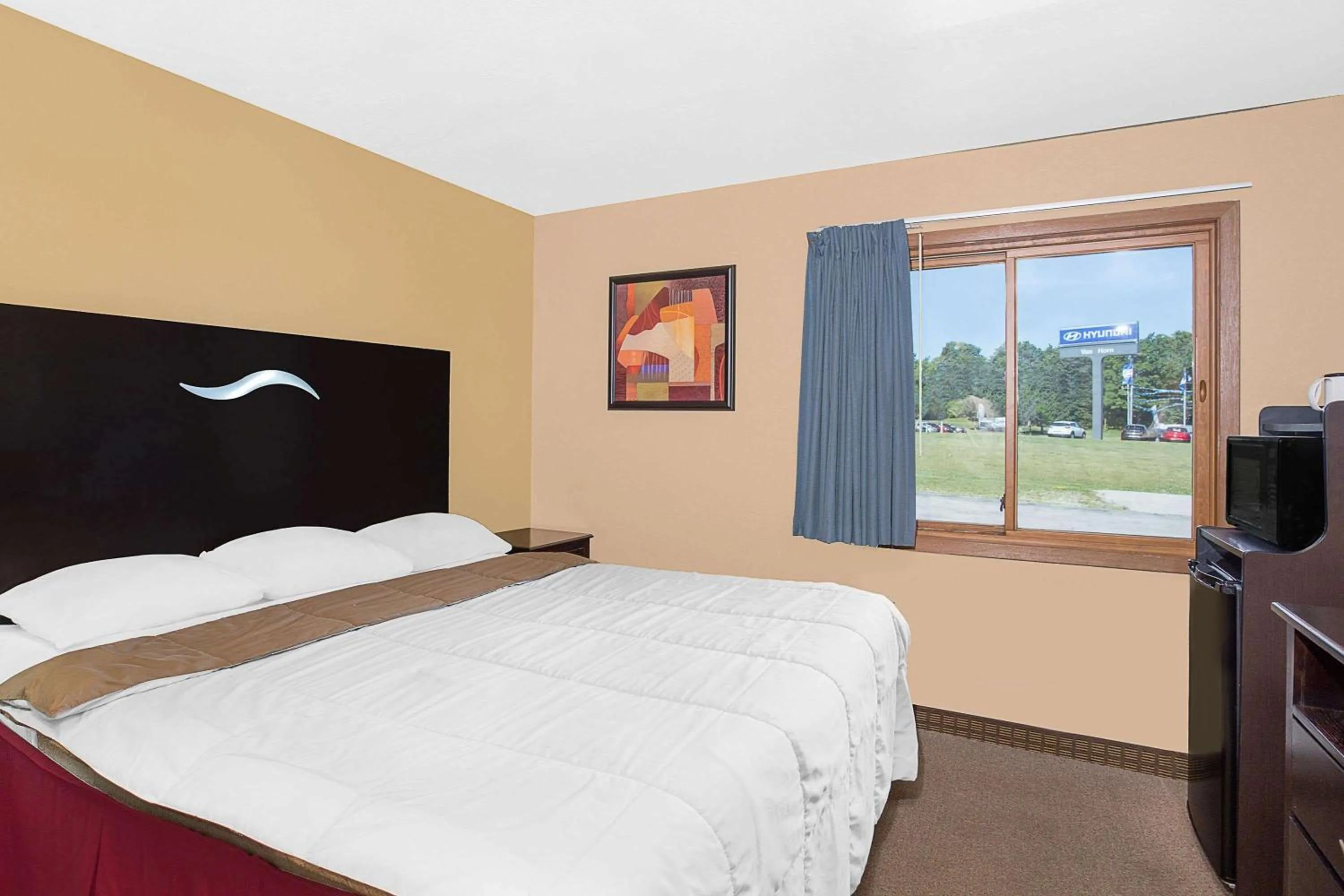 Photo of the whole room, Bed in Super 8 by Wyndham Sheboygan WI