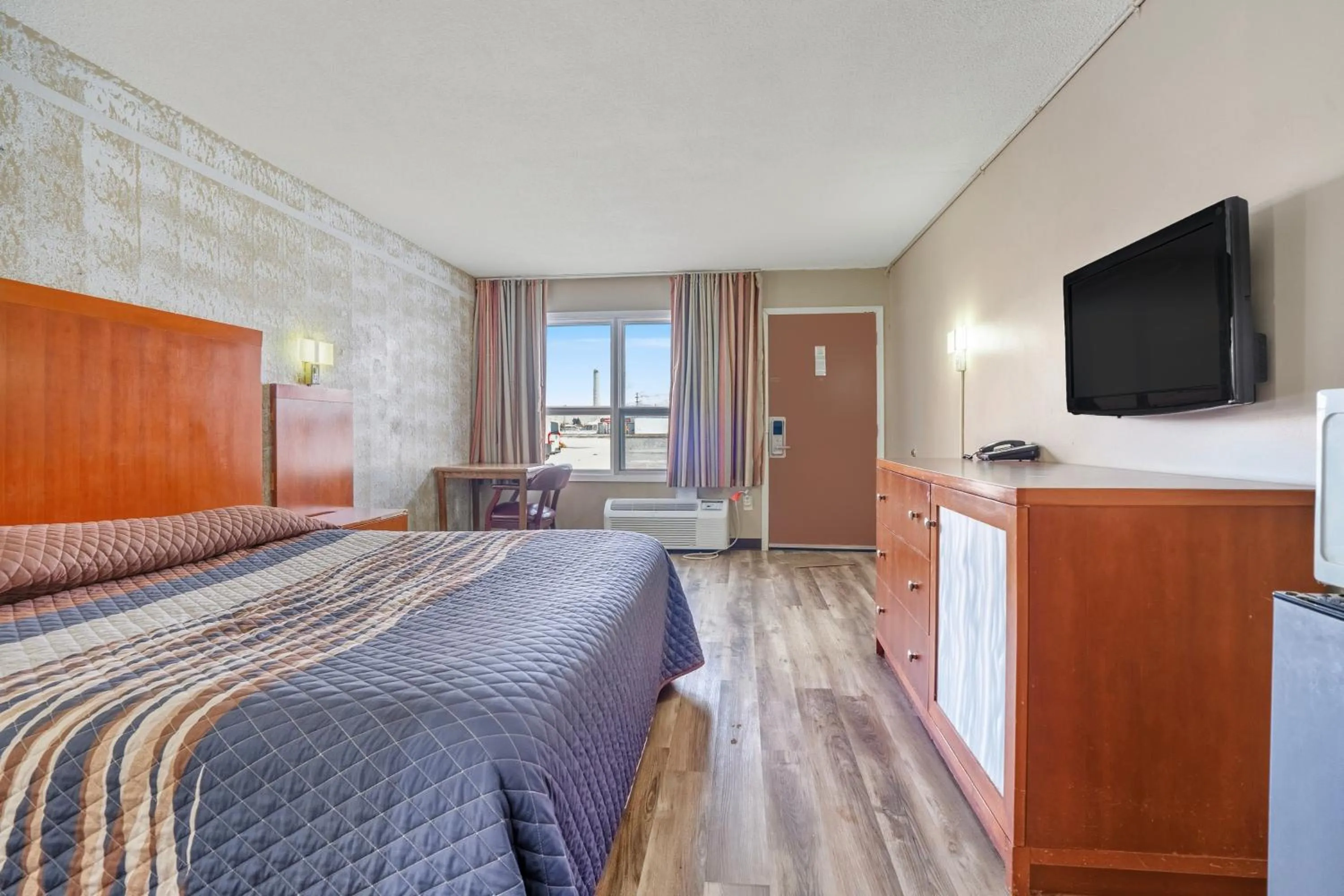 Bedroom, Bed in Devils Lake Inn By OYO Near Devils Lake Regional Airport