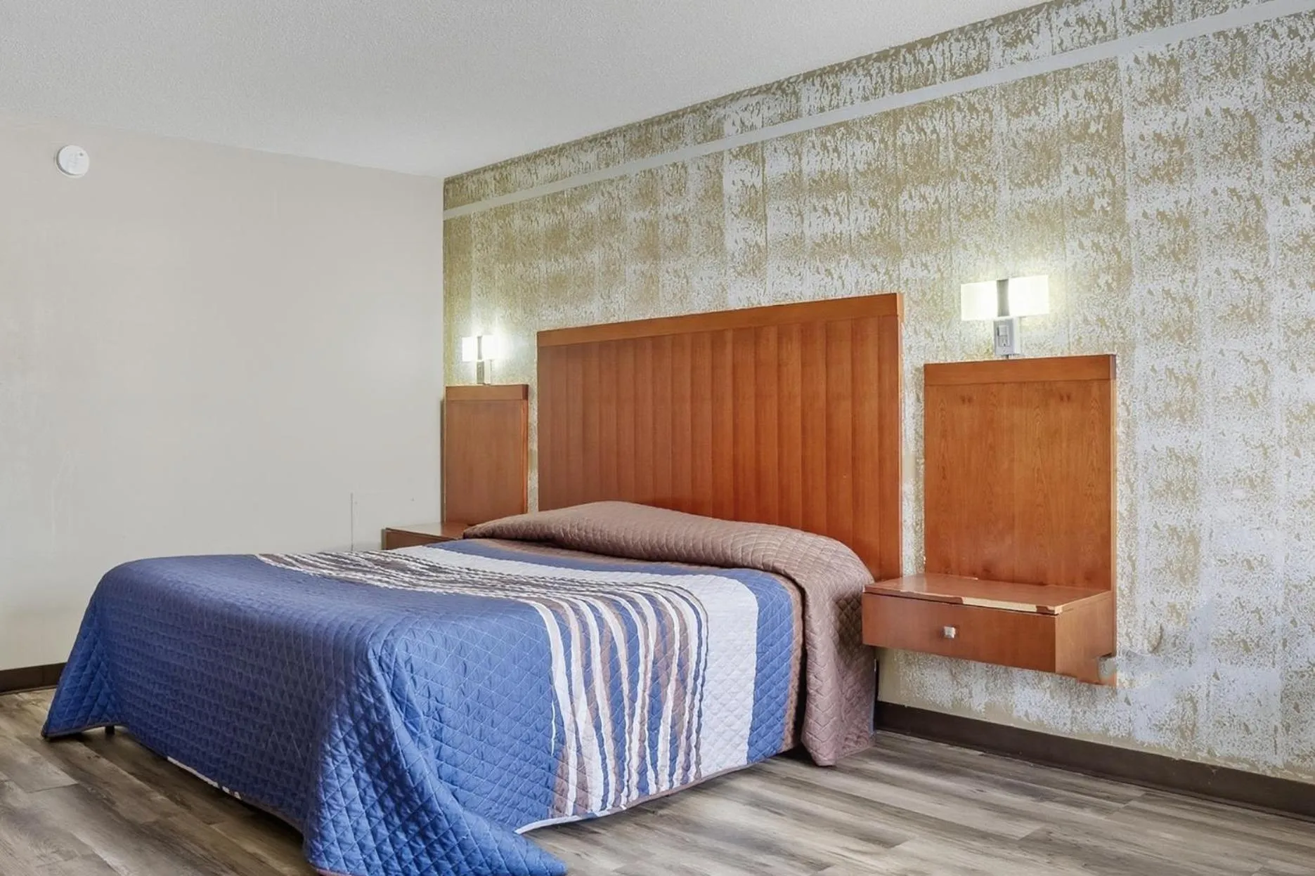 Bedroom, Bed in Devils Lake Inn By OYO Near Devils Lake Regional Airport