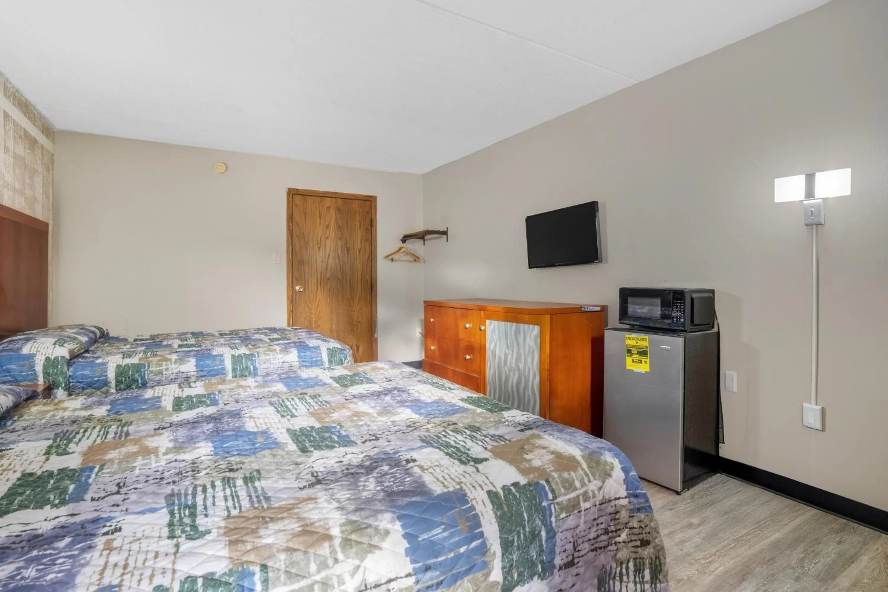 Bedroom, Bed in Devils Lake Inn By OYO Near Devils Lake Regional Airport
