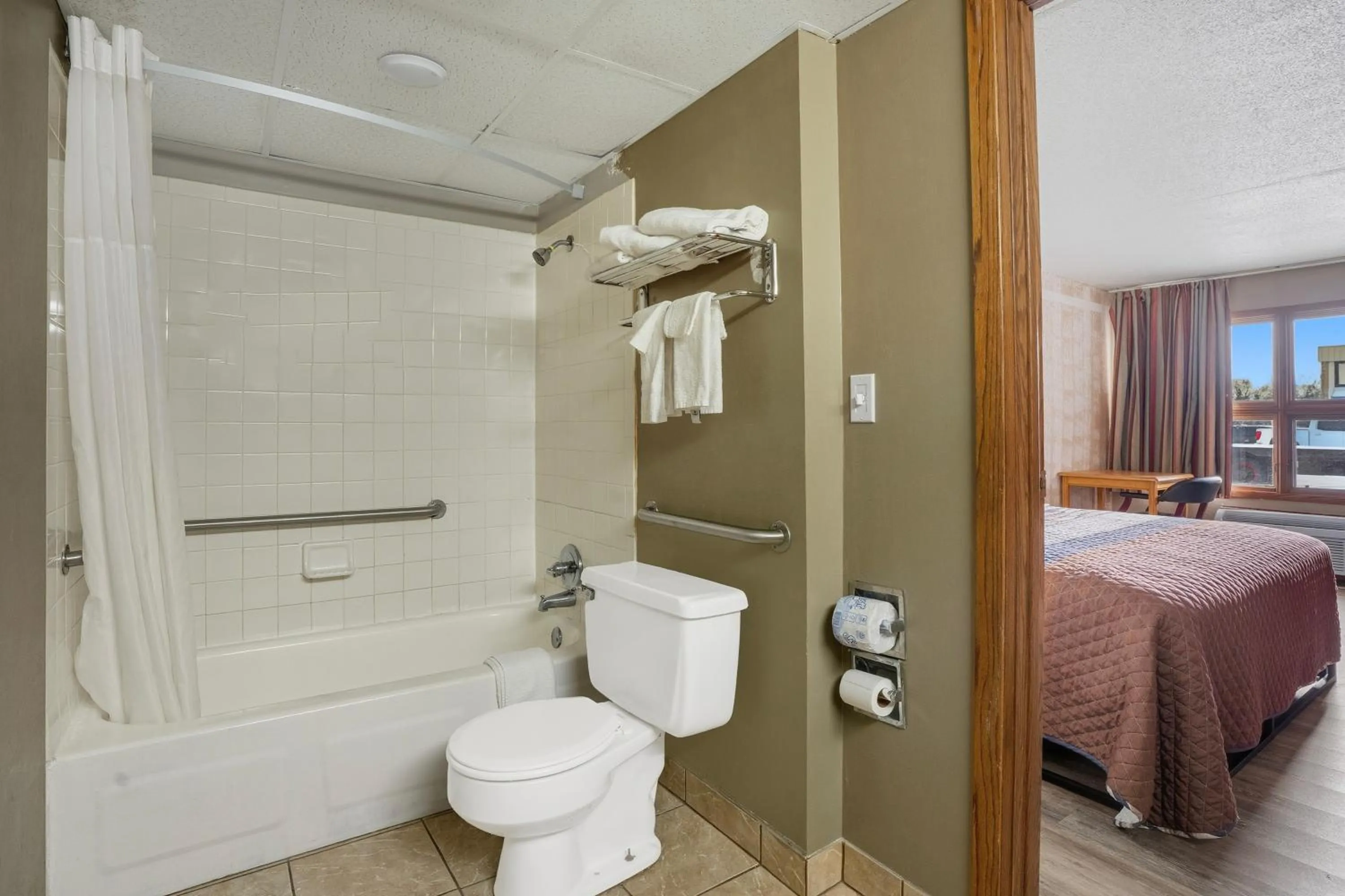 Bedroom, Bed in Devils Lake Inn By OYO Near Devils Lake Regional Airport