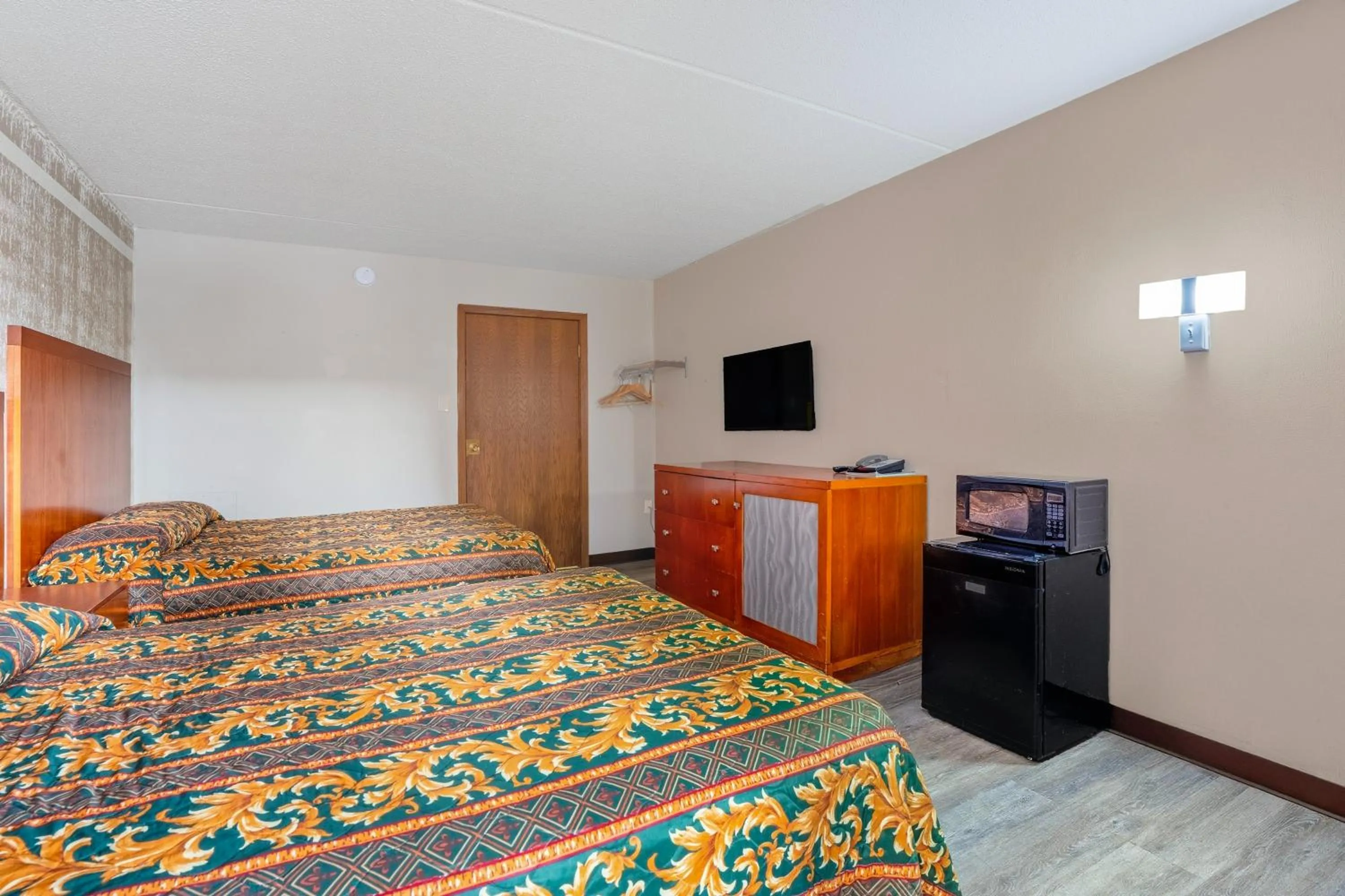 Bedroom, Bed in Devils Lake Inn By OYO Near Devils Lake Regional Airport