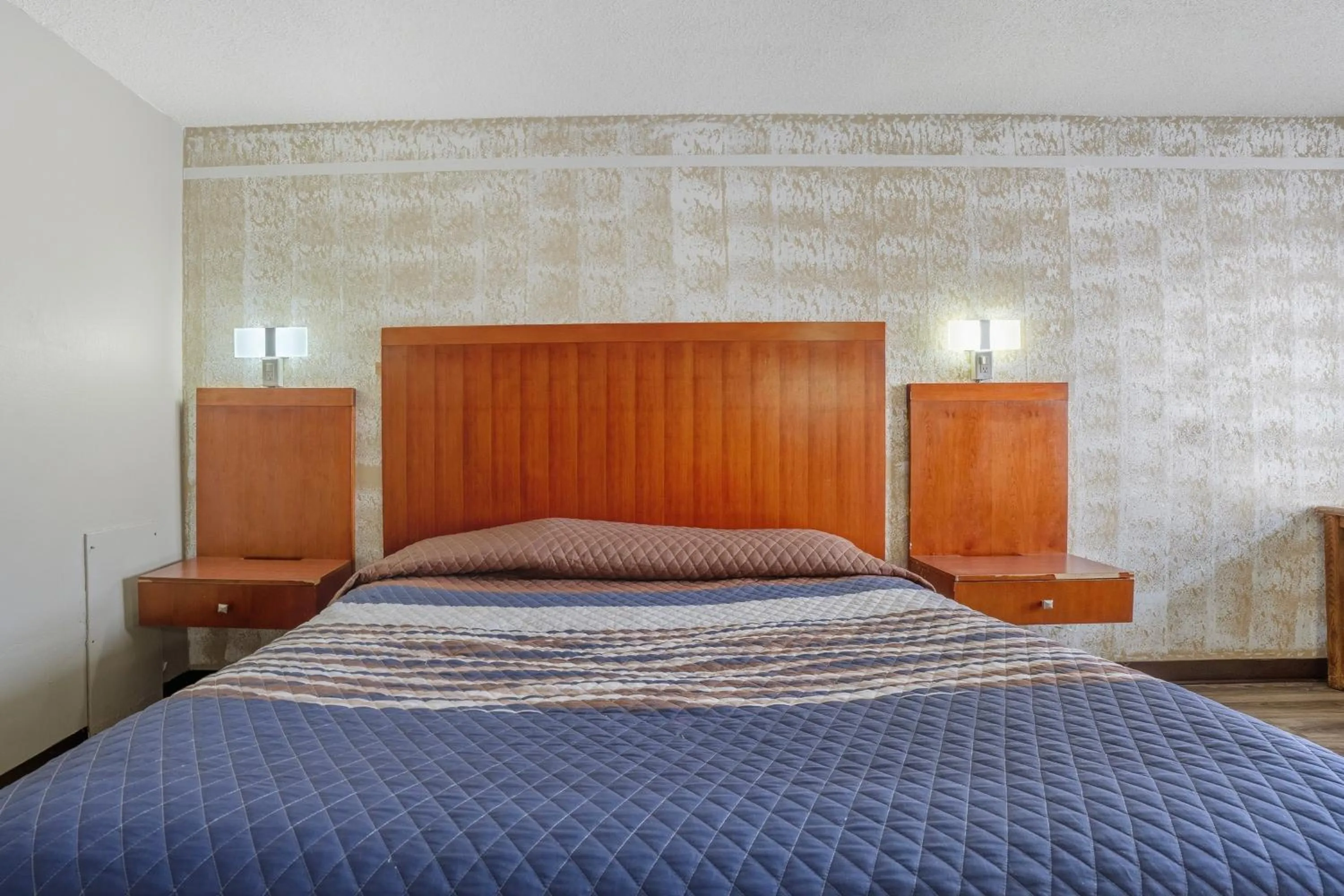 Bedroom, Bed in Devils Lake Inn By OYO Near Devils Lake Regional Airport