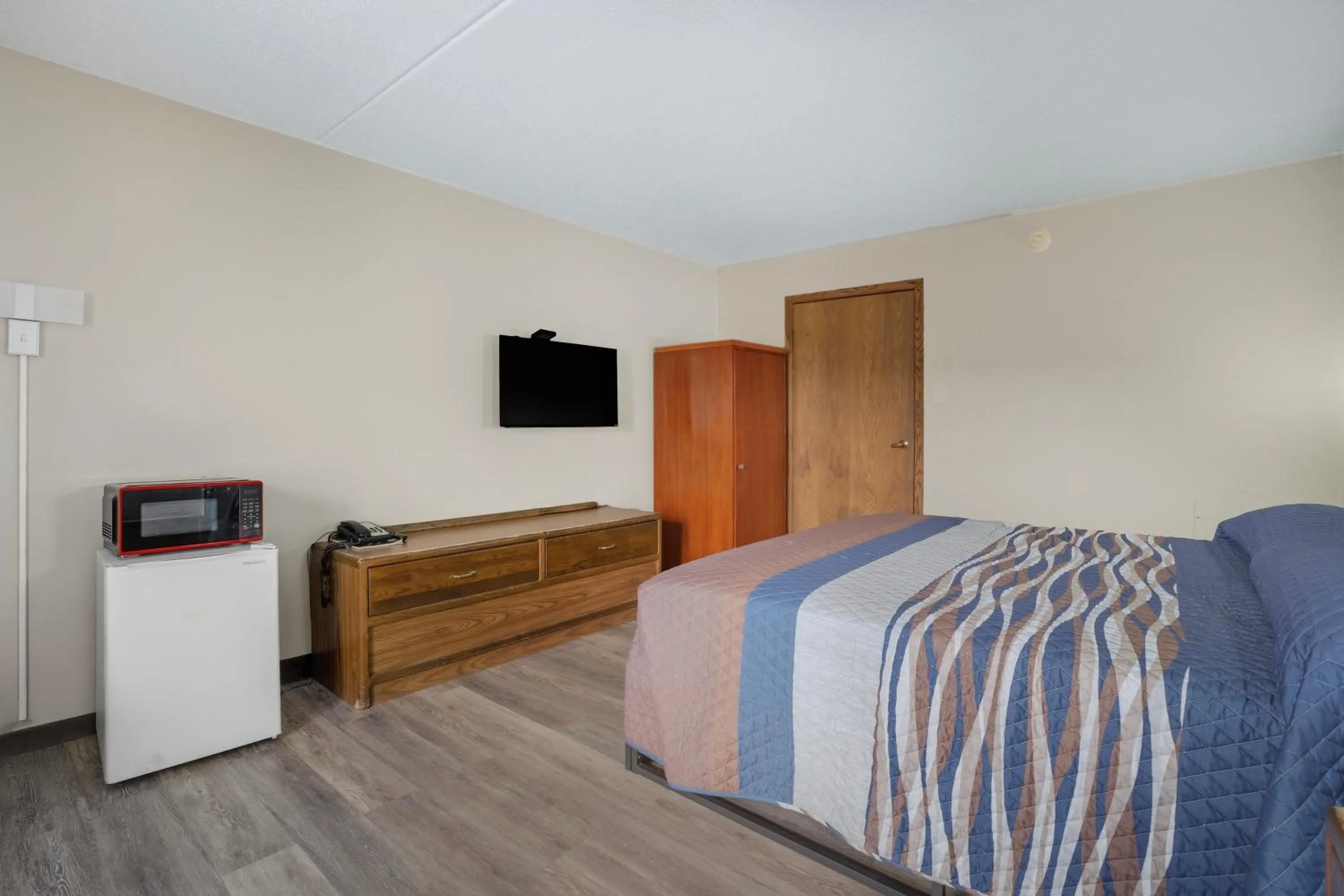 Bedroom, Bed in Devils Lake Inn By OYO Near Devils Lake Regional Airport