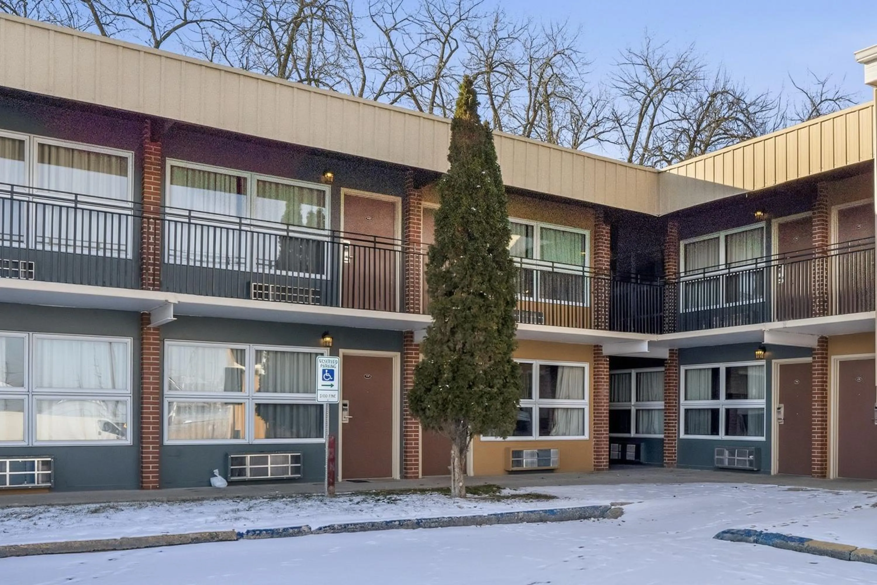 Property building in Devils Lake Inn By OYO Near Devils Lake Regional Airport