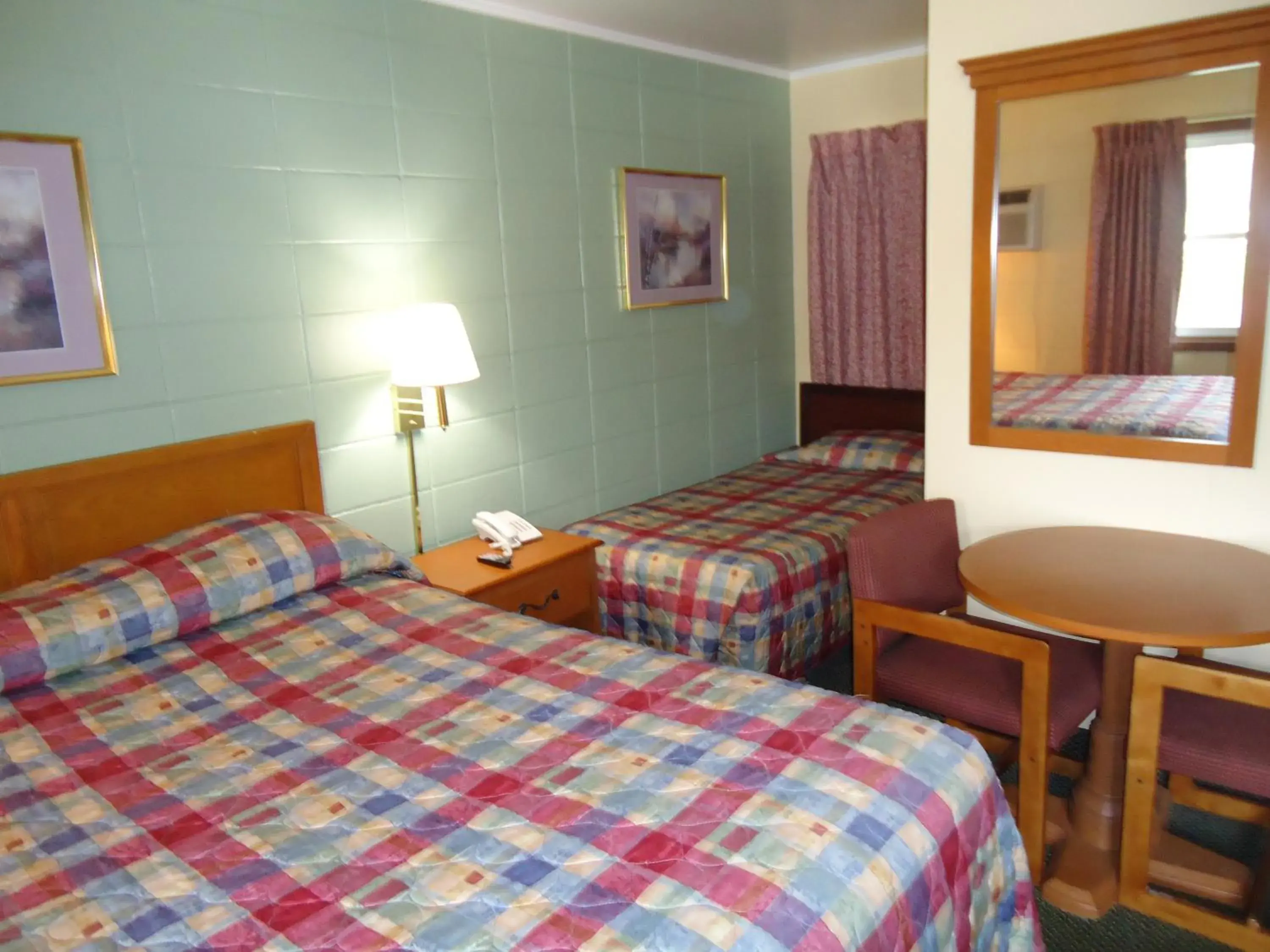 Queen and Twin Bed Room in Tower Motel Queen and Twin Bed Room in Tower Motel