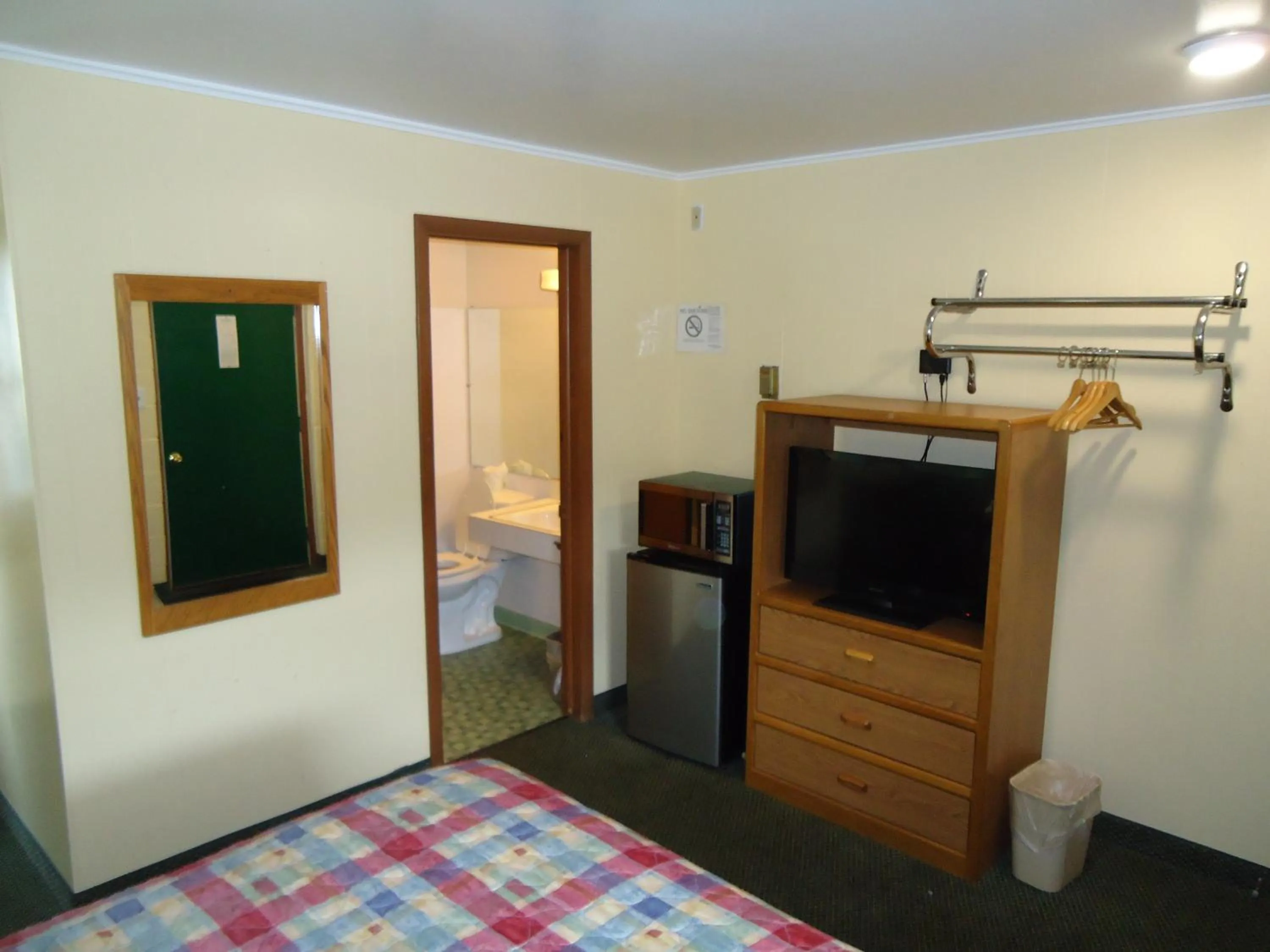 Bedroom, Bed in Tower Motel