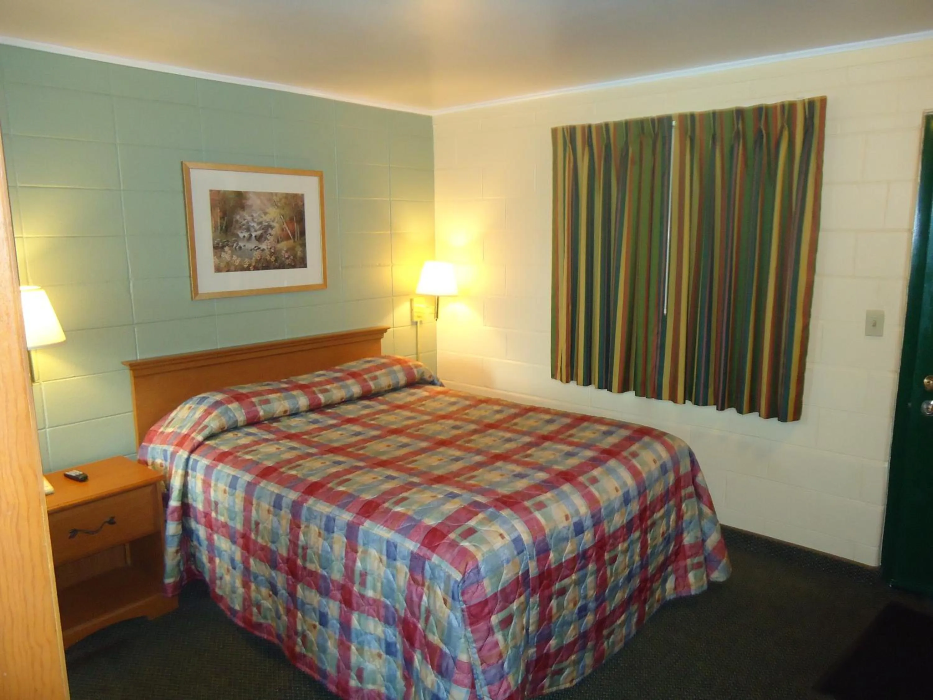 Bedroom, Bed in Tower Motel