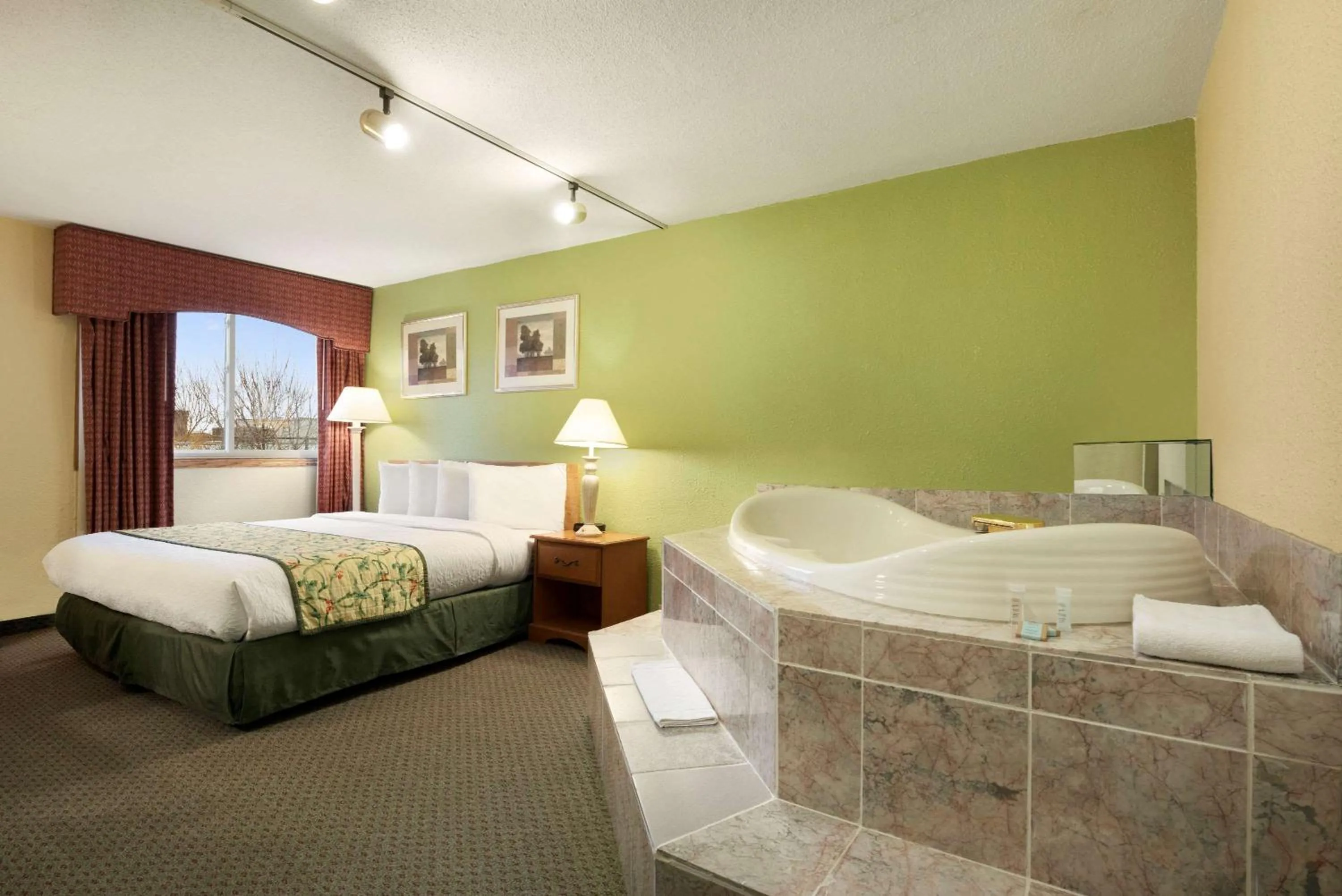 Photo of the whole room, Bed in Travelodge by Wyndham Sturgis