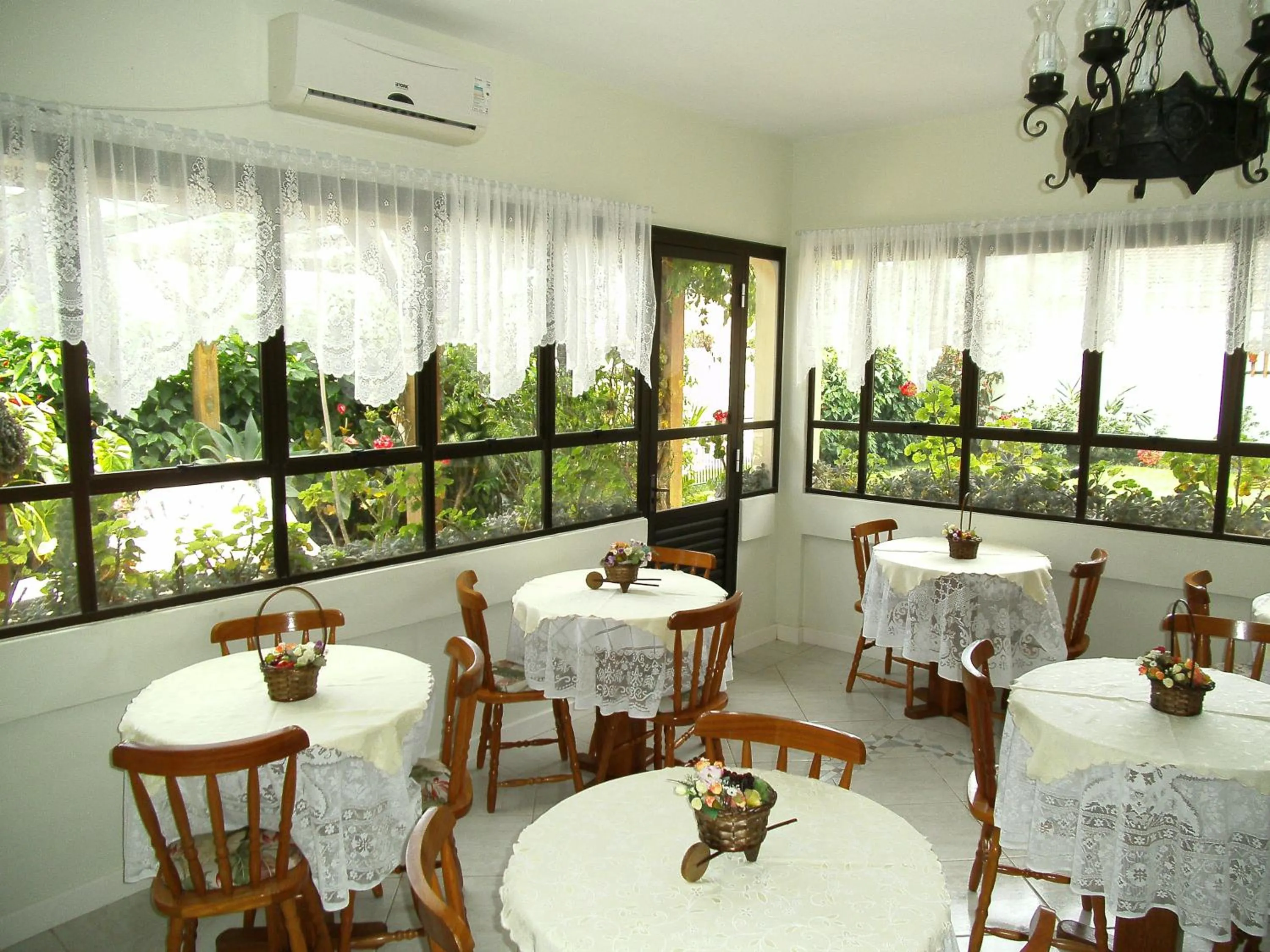 Restaurant/places to eat in Pousada Jardim Porto Belo