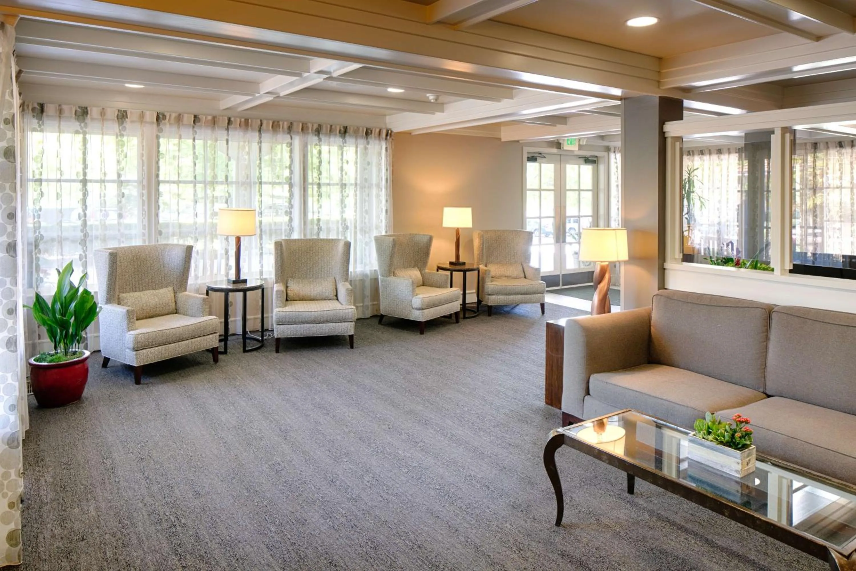 Communal lounge/ TV room in Red Lion Hotel Bellevue