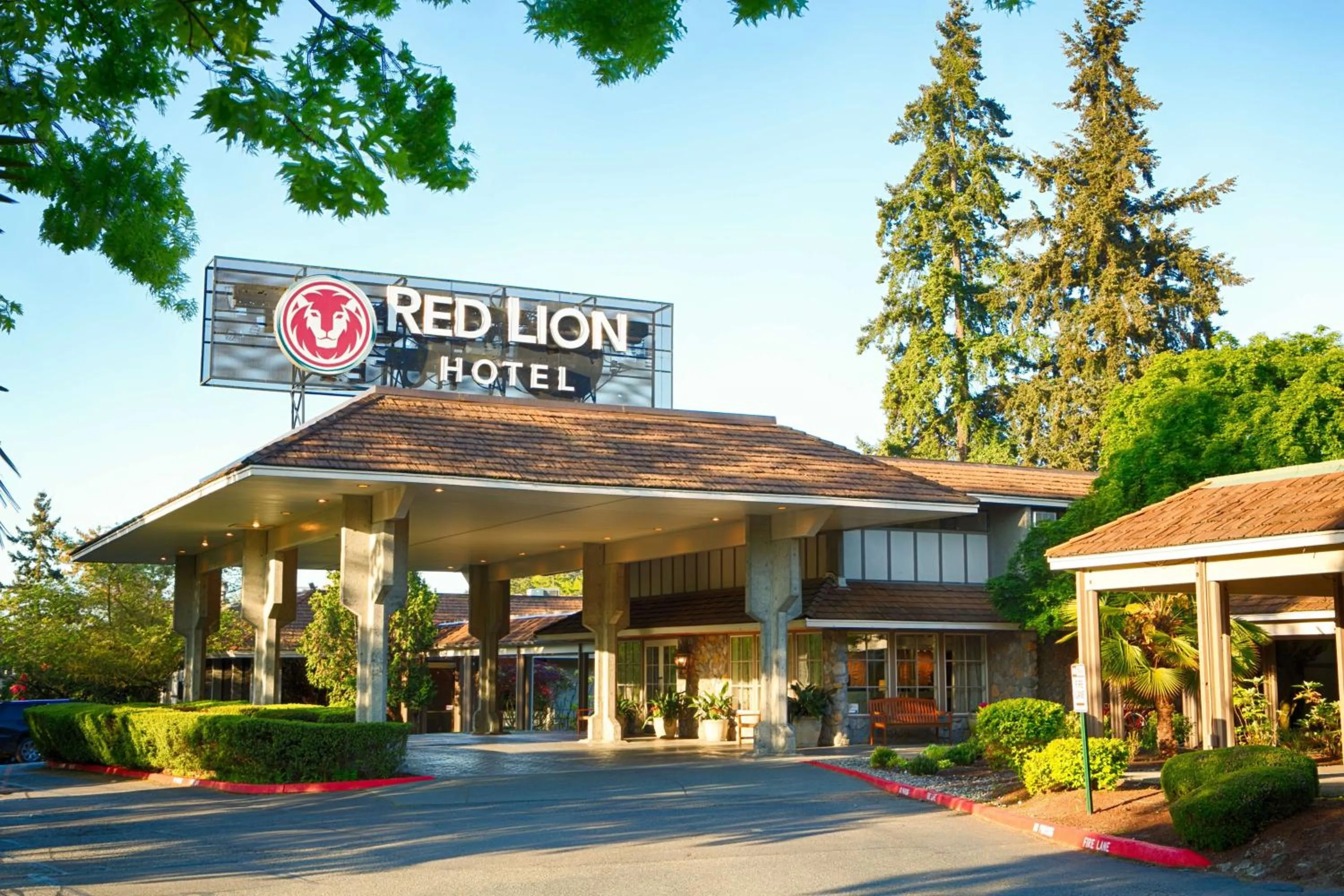 Facade/entrance in Red Lion Hotel Bellevue