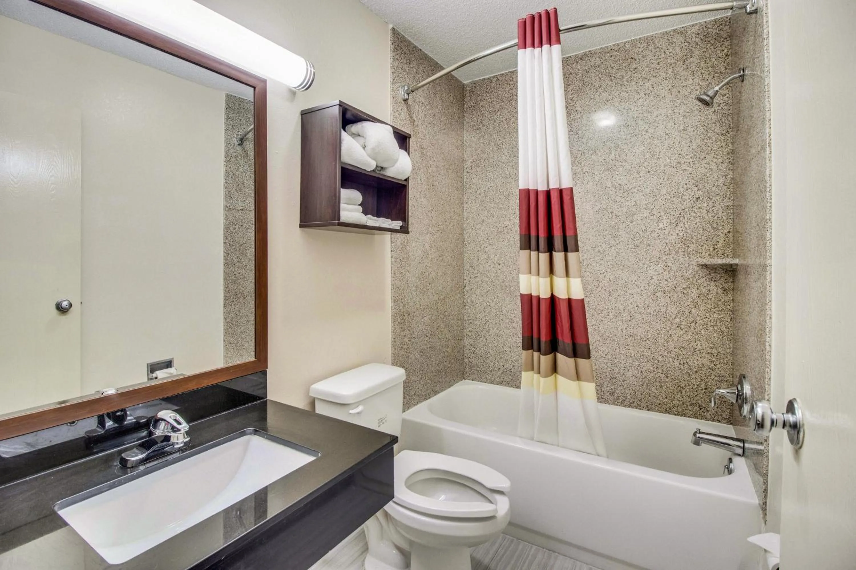 Bathroom in Red Roof Inn Franklin, KY