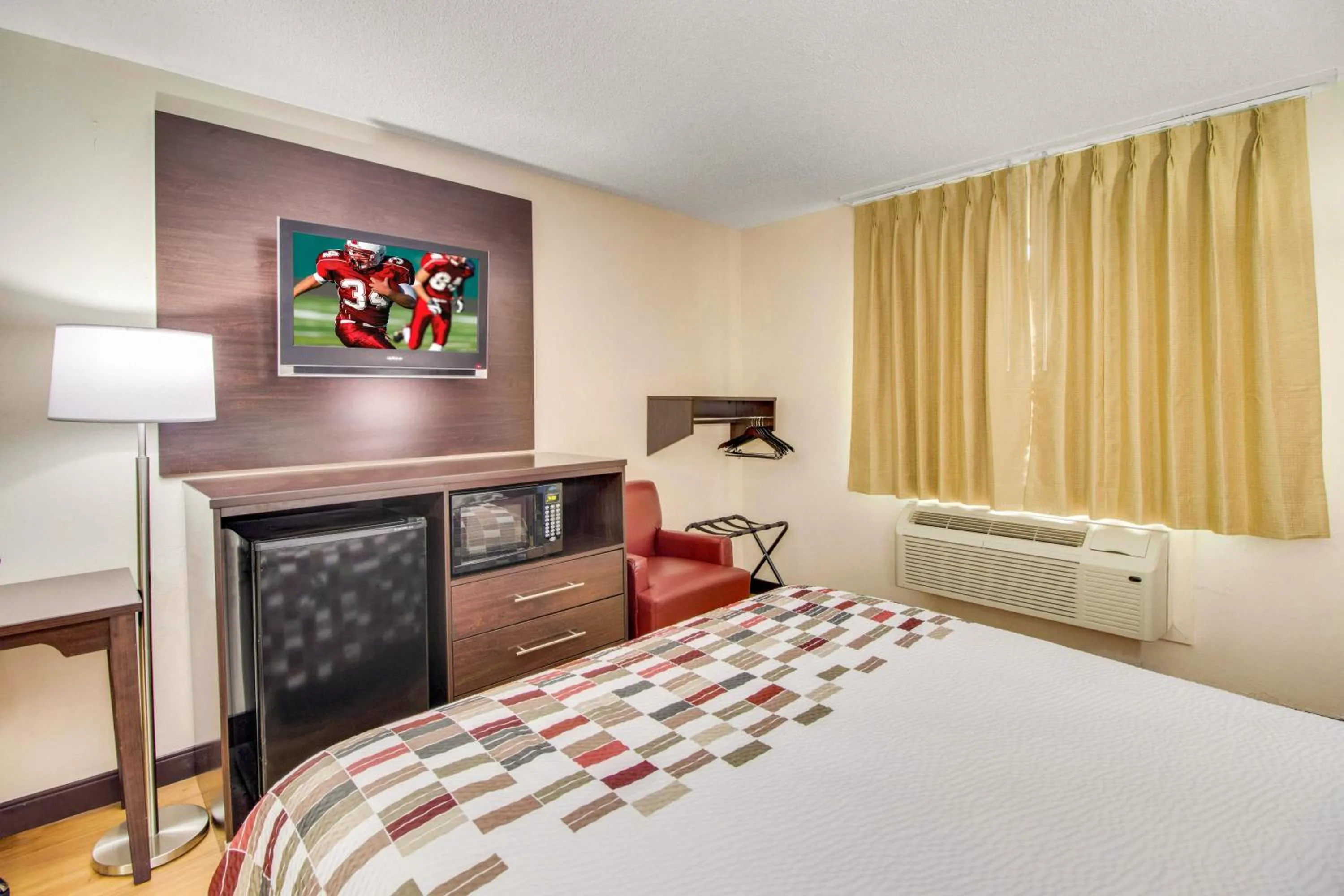 Photo of the whole room, Bed in Red Roof Inn Franklin, KY