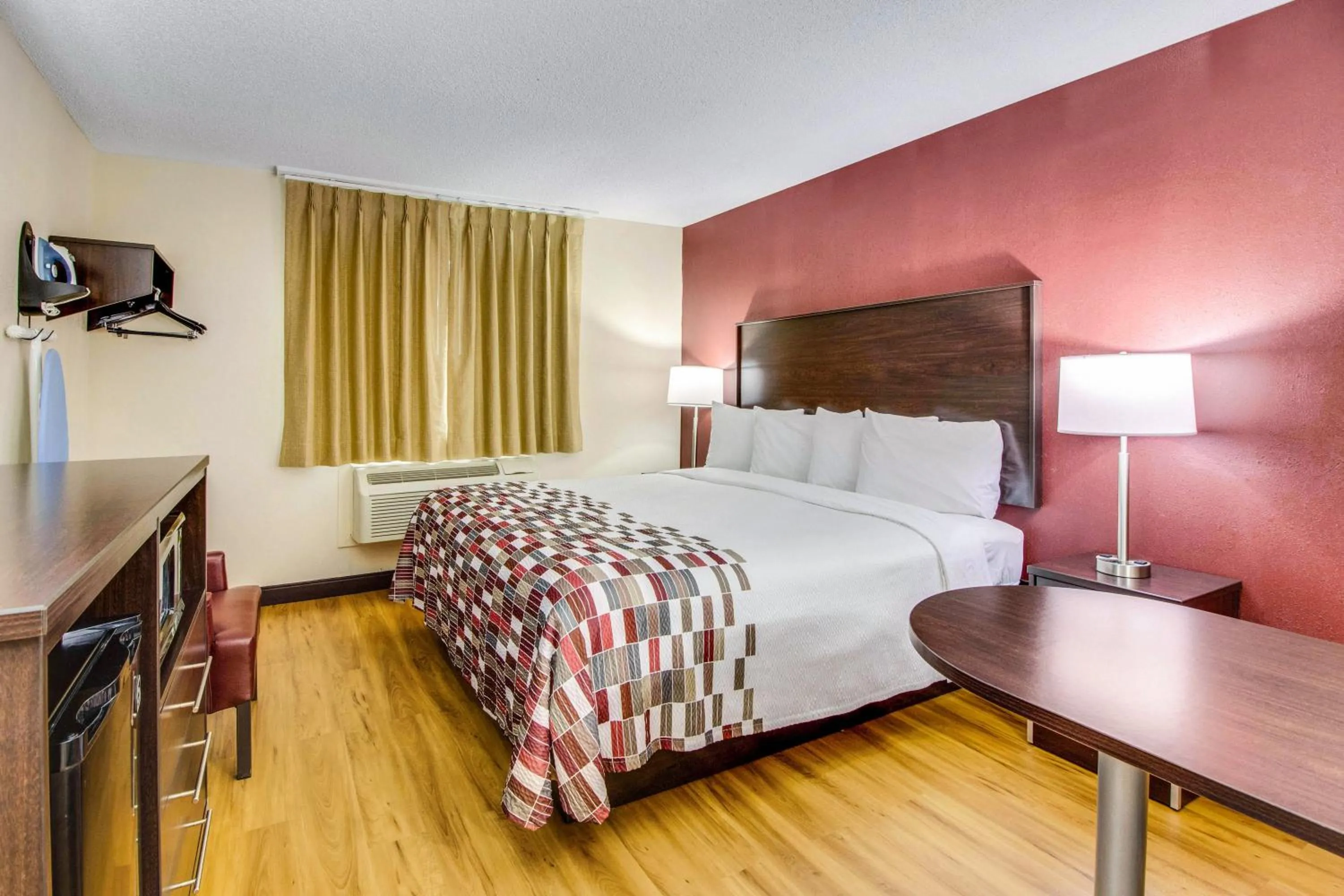 Photo of the whole room, Bed in Red Roof Inn Franklin, KY