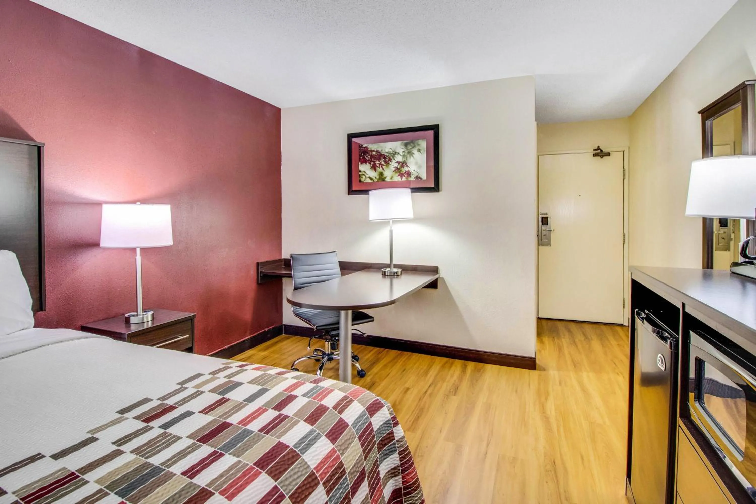 Photo of the whole room, Bed in Red Roof Inn Franklin, KY