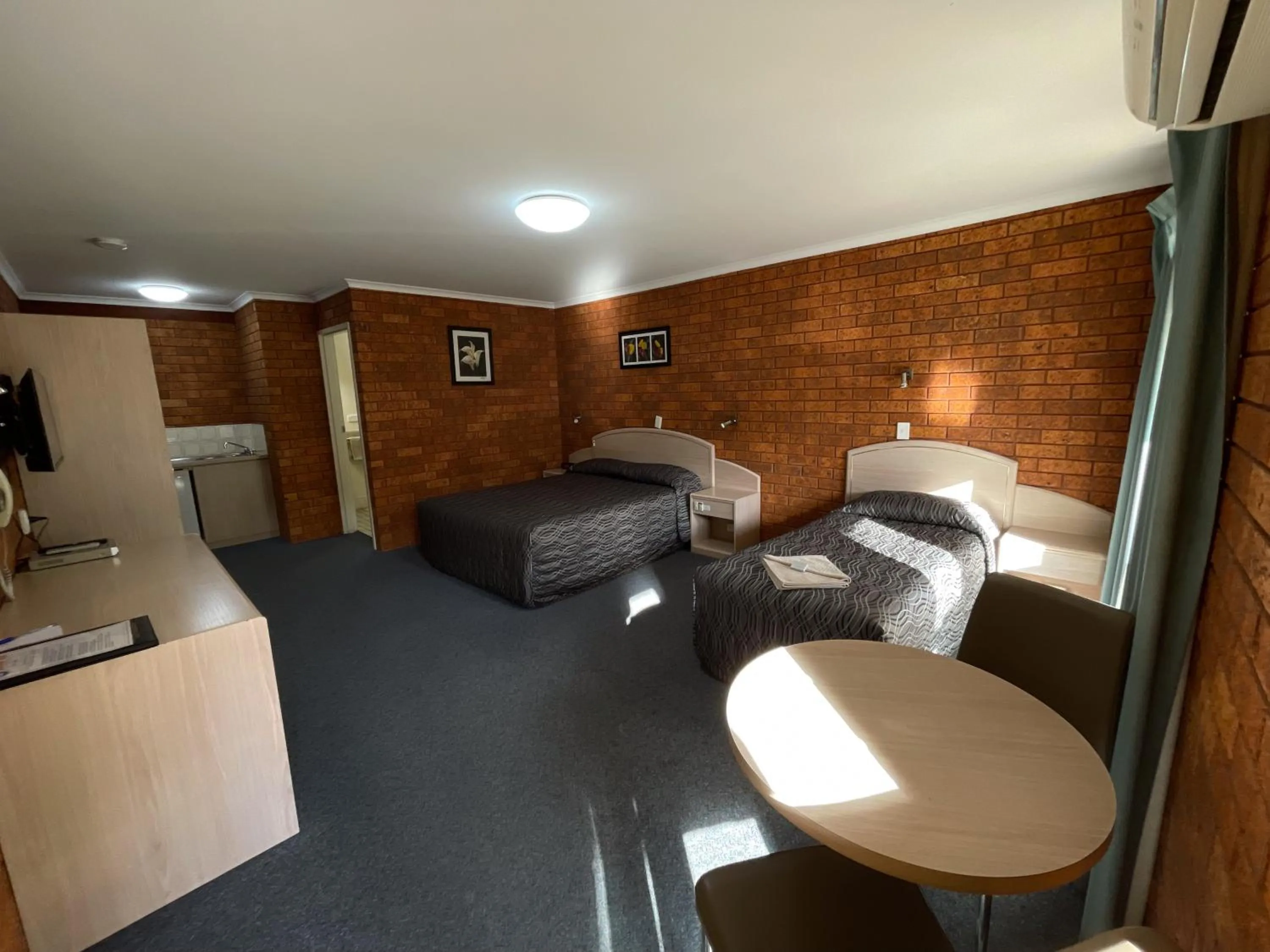 Photo of the whole room, Bed in Yambil Inn