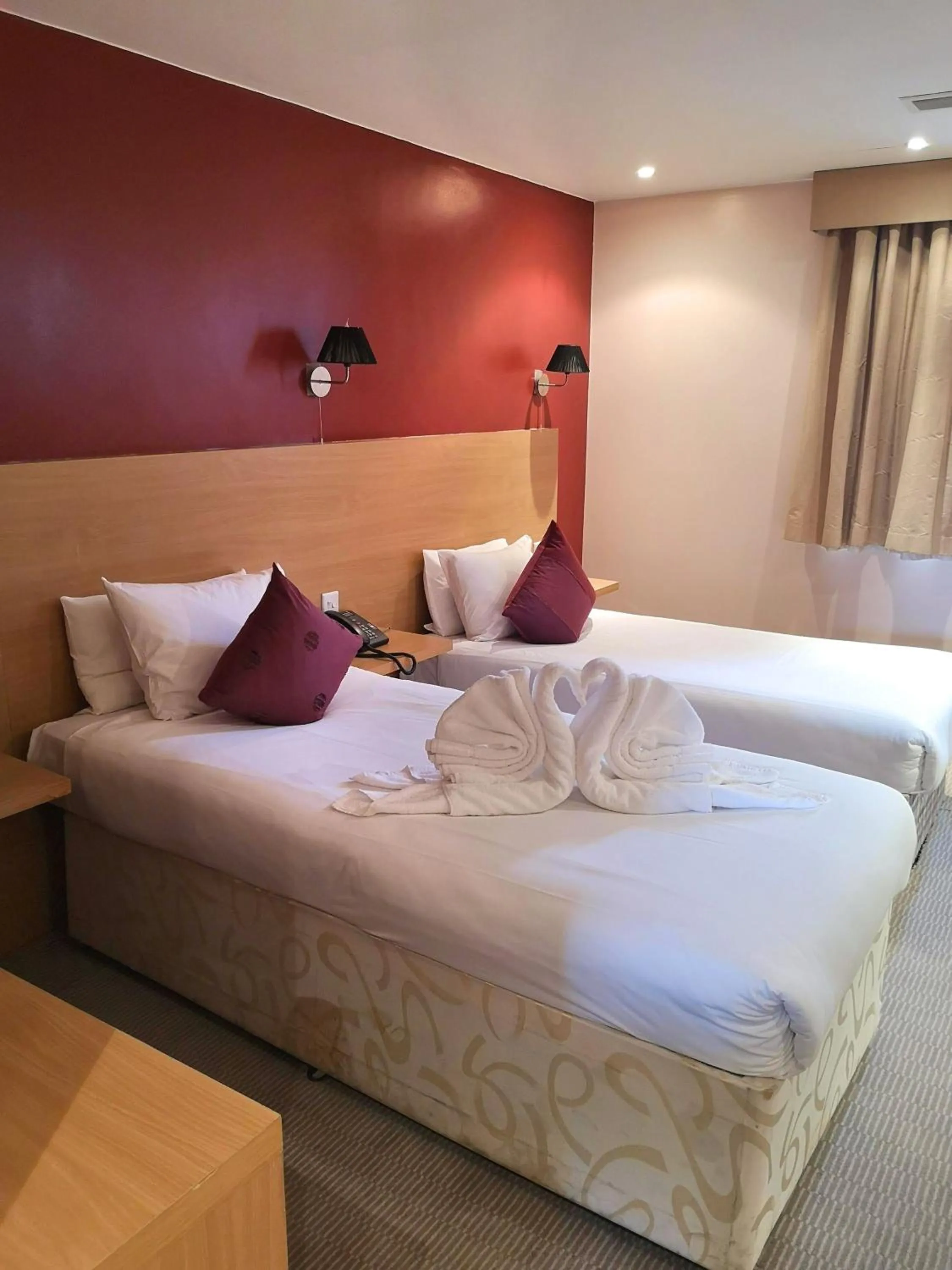 Bedroom, Bed in OYO The Luton Hotel