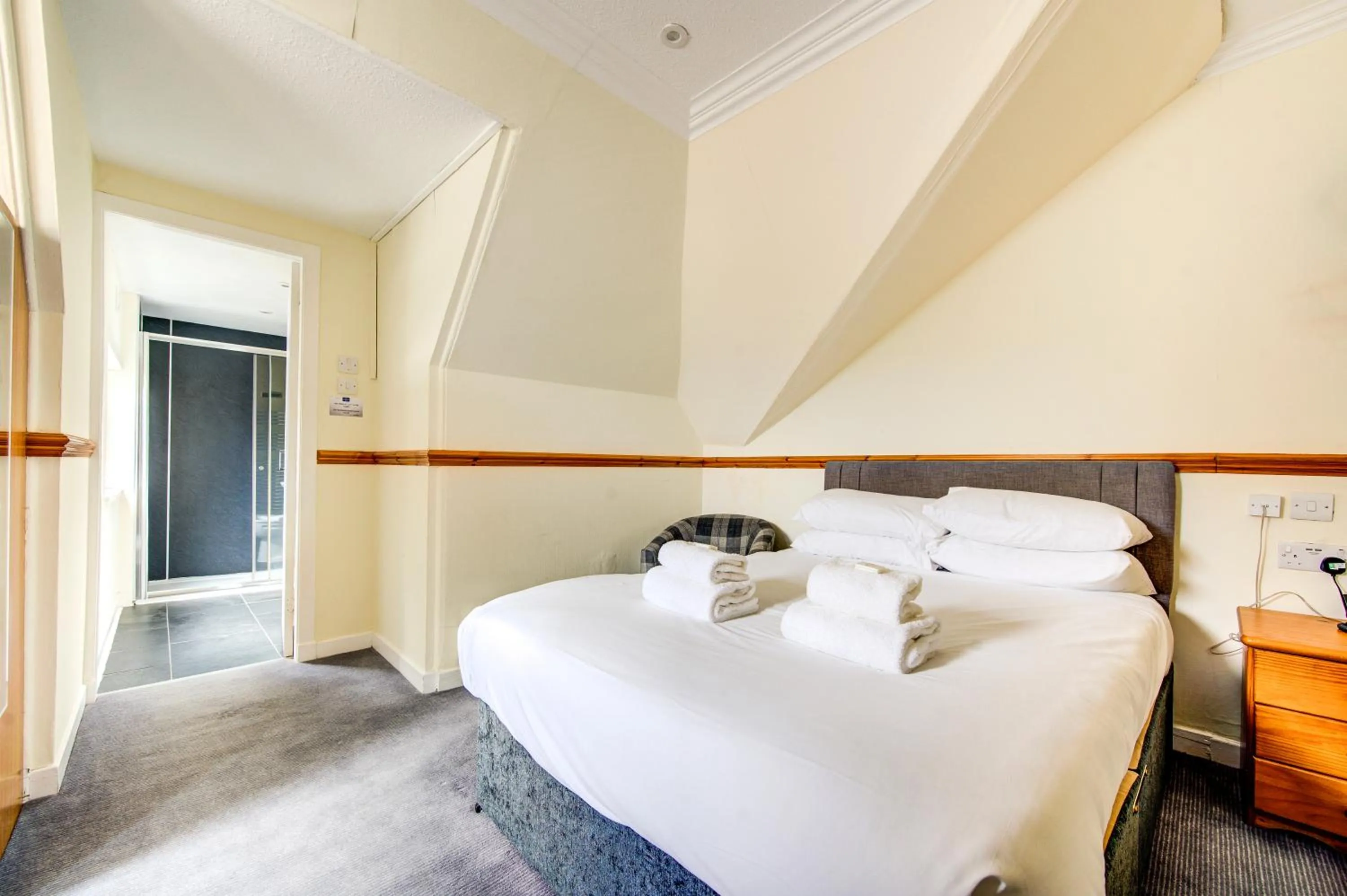 Bed in The Morar Hotel