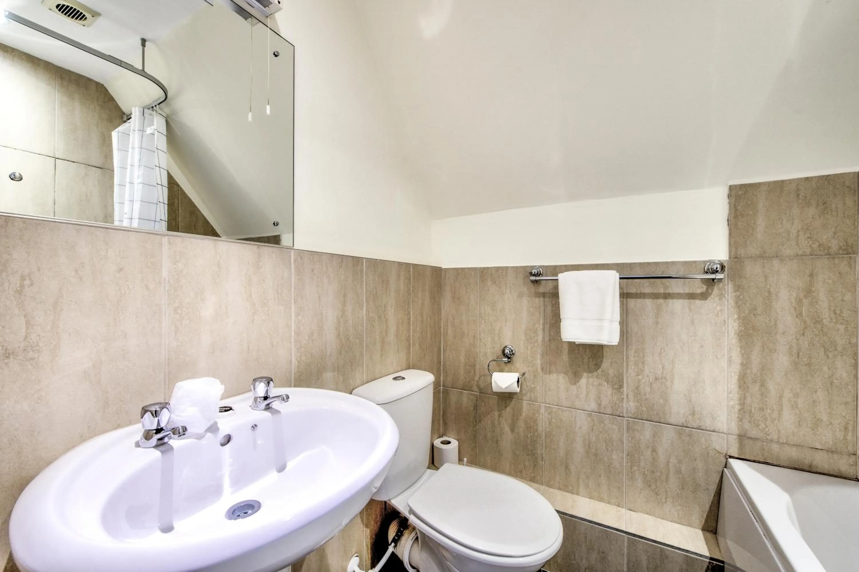 Toilet in The Morar Hotel