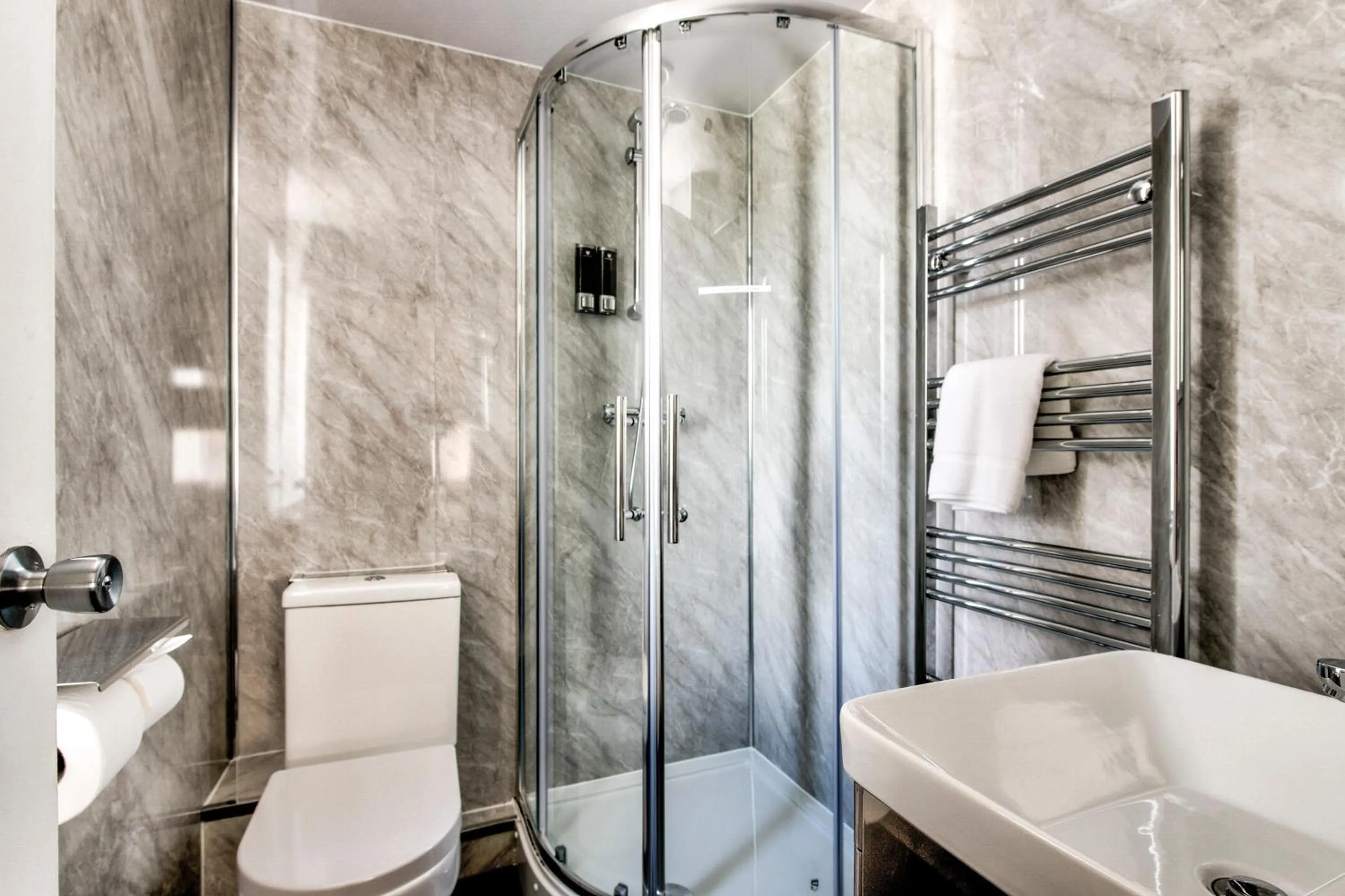 Shower in The Morar Hotel