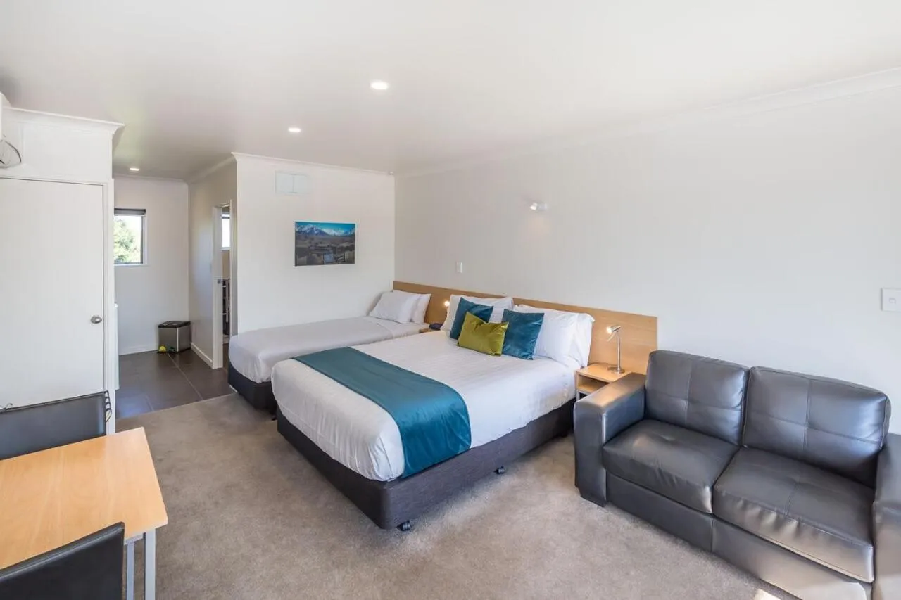 Seating area, Bed in Taylors Motel