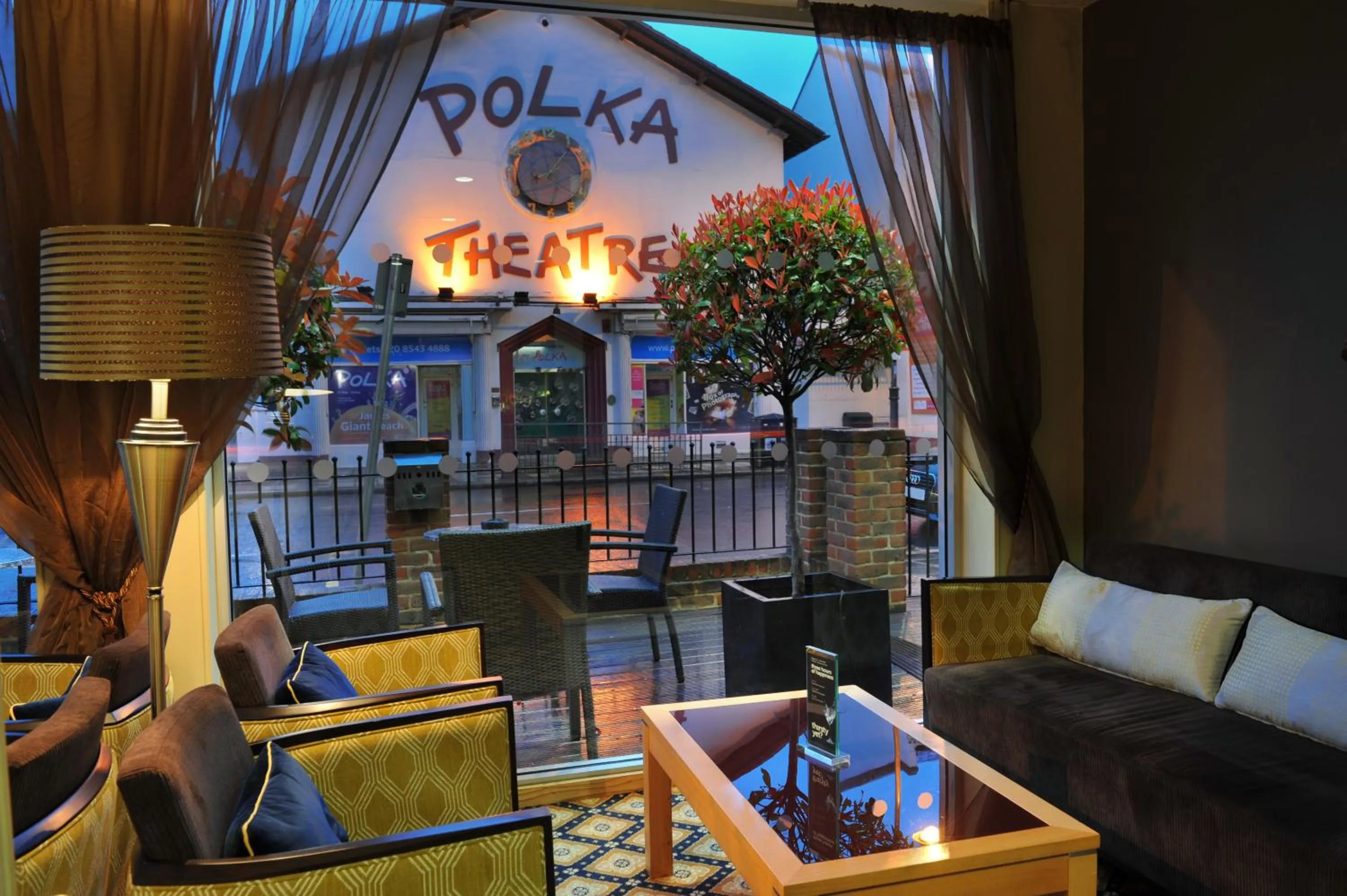 Restaurant/places to eat in Antoinette Hotel Wimbledon