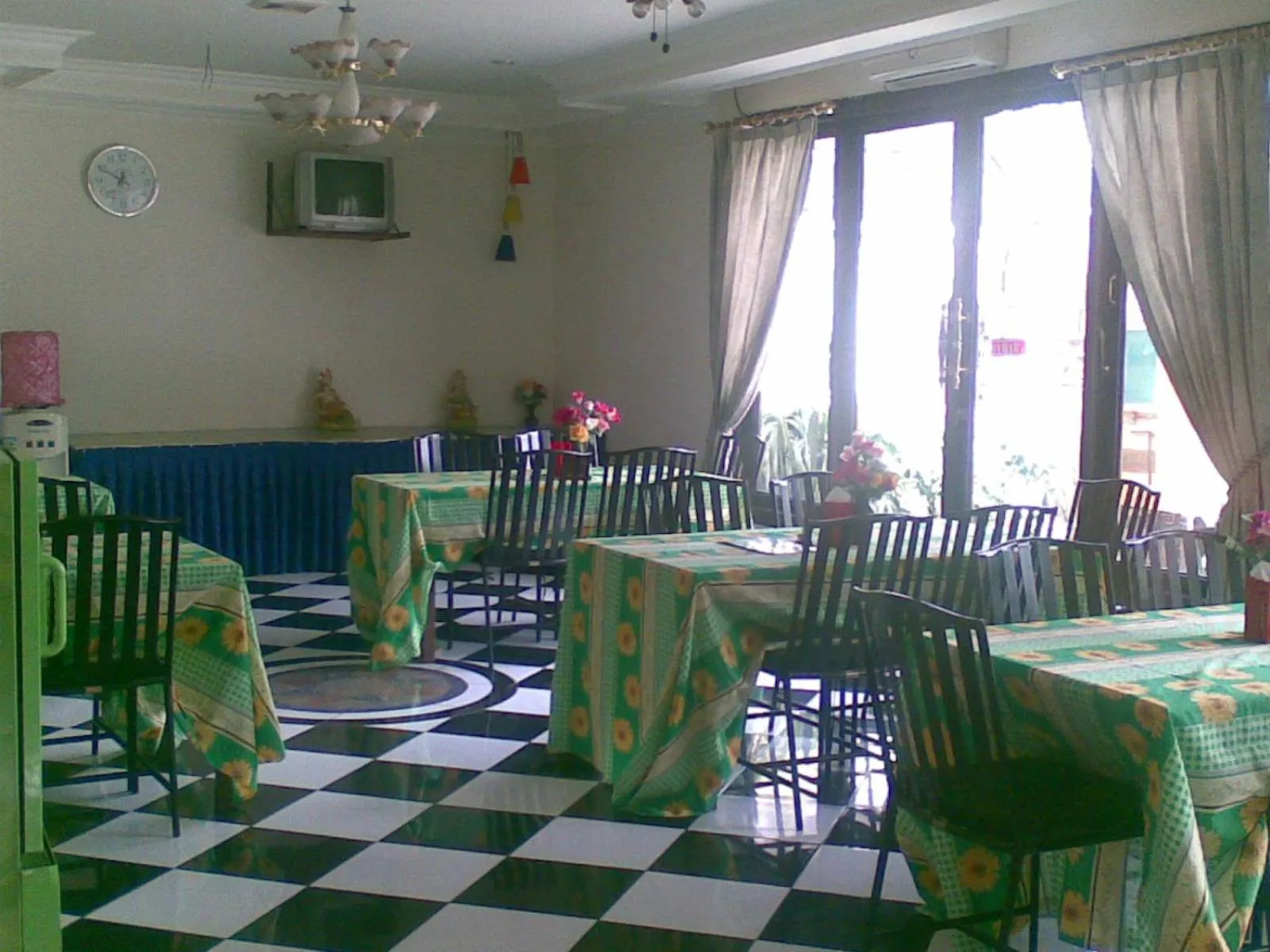 Restaurant/places to eat in Hotel Ronggolawe