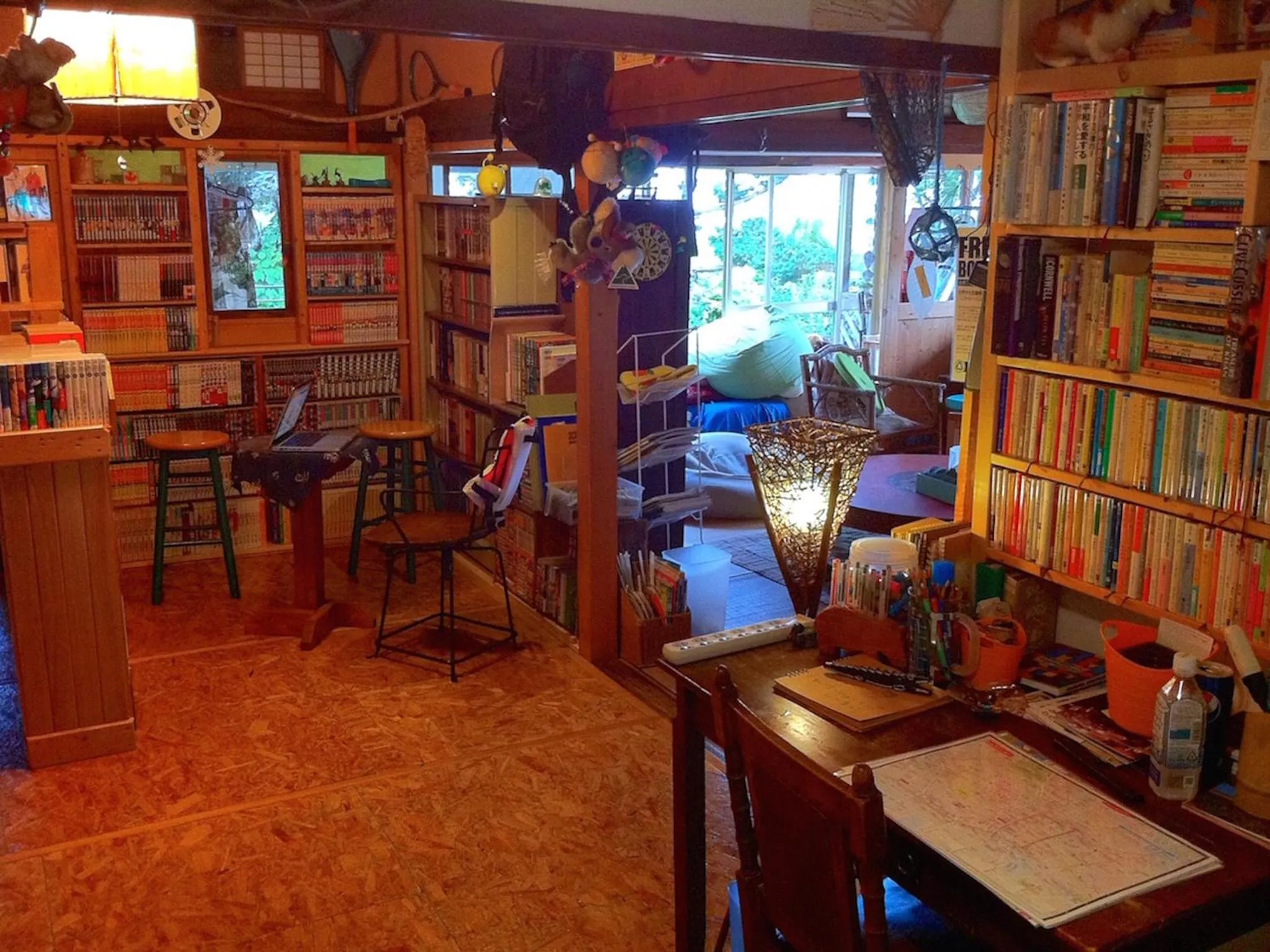 Communal lounge/ TV room in The Otaornai Backpacker's Hostel Morinoki