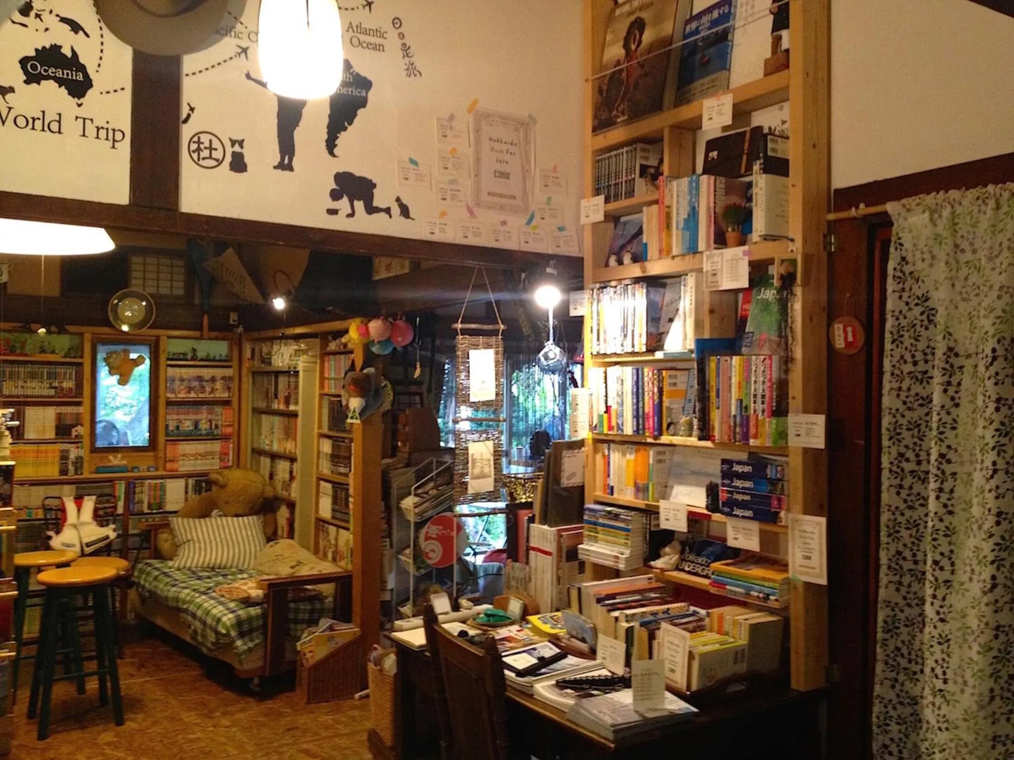 Communal lounge/ TV room in The Otaornai Backpacker's Hostel Morinoki