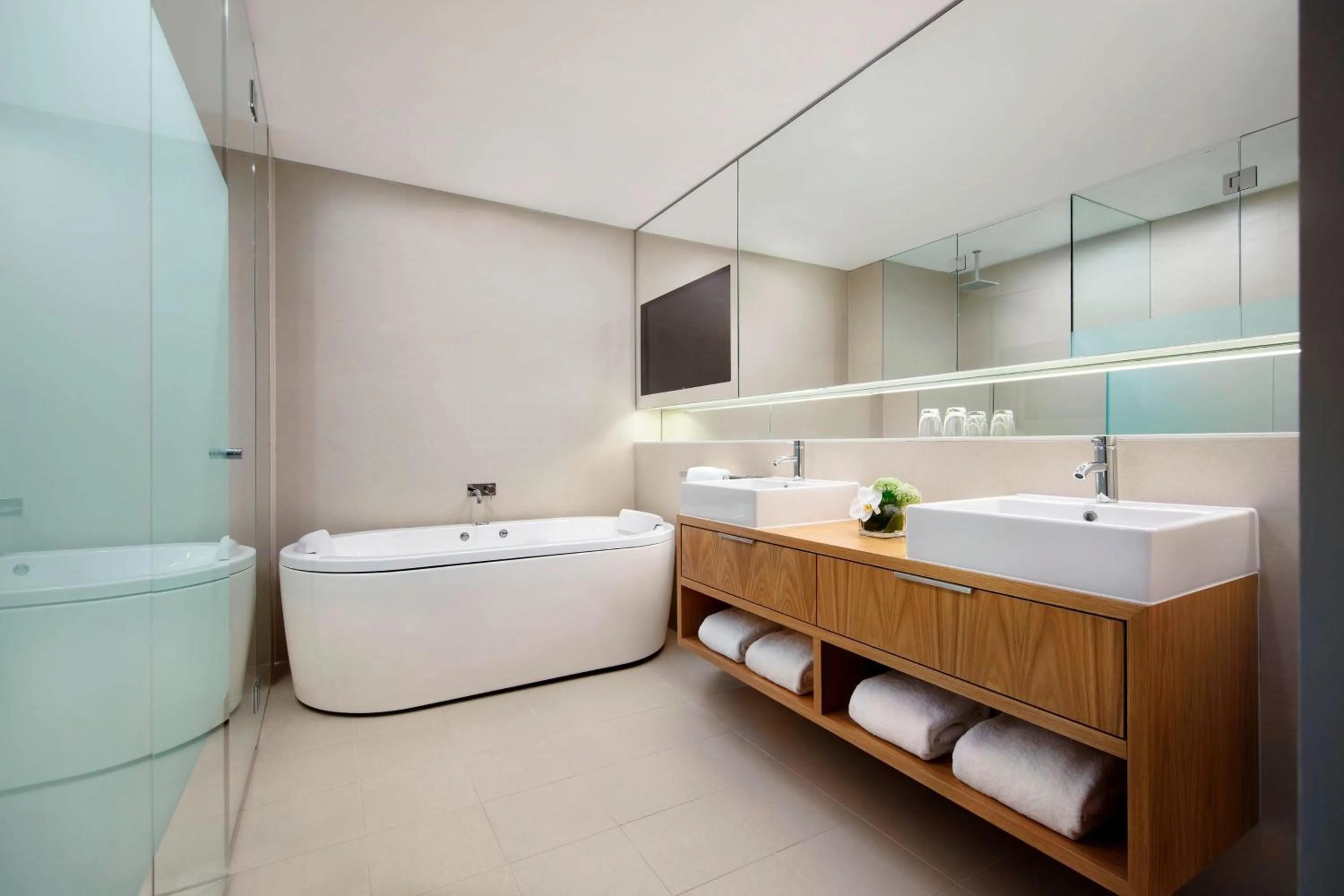 Bathroom in Four Points by Sheraton Sydney, Central Park