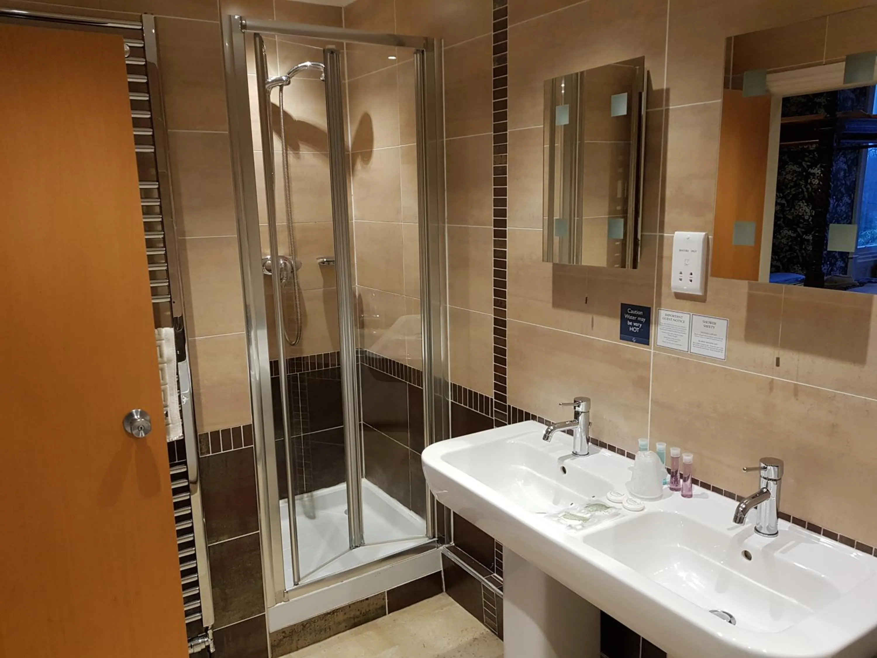 Bathroom in Windermere Park B&B inc Free off-site Health Club