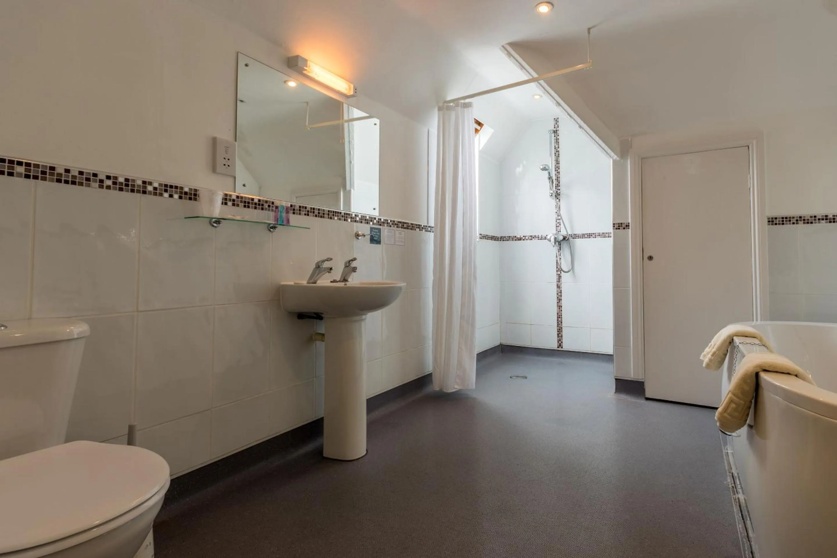 Bathroom in Windermere Park B&B inc Free off-site Health Club