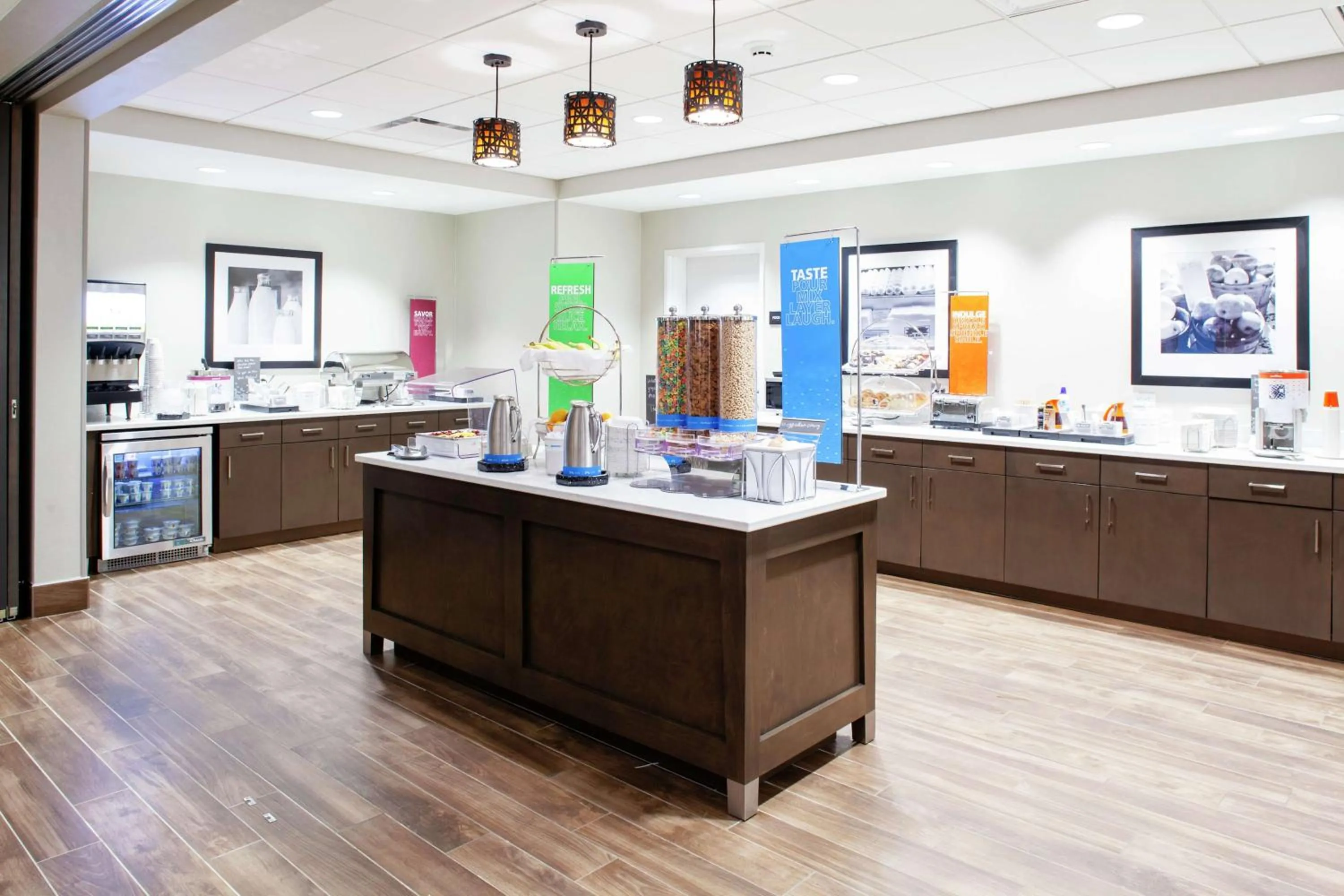 Dining area in Hampton Inn & Suites Overland Park South