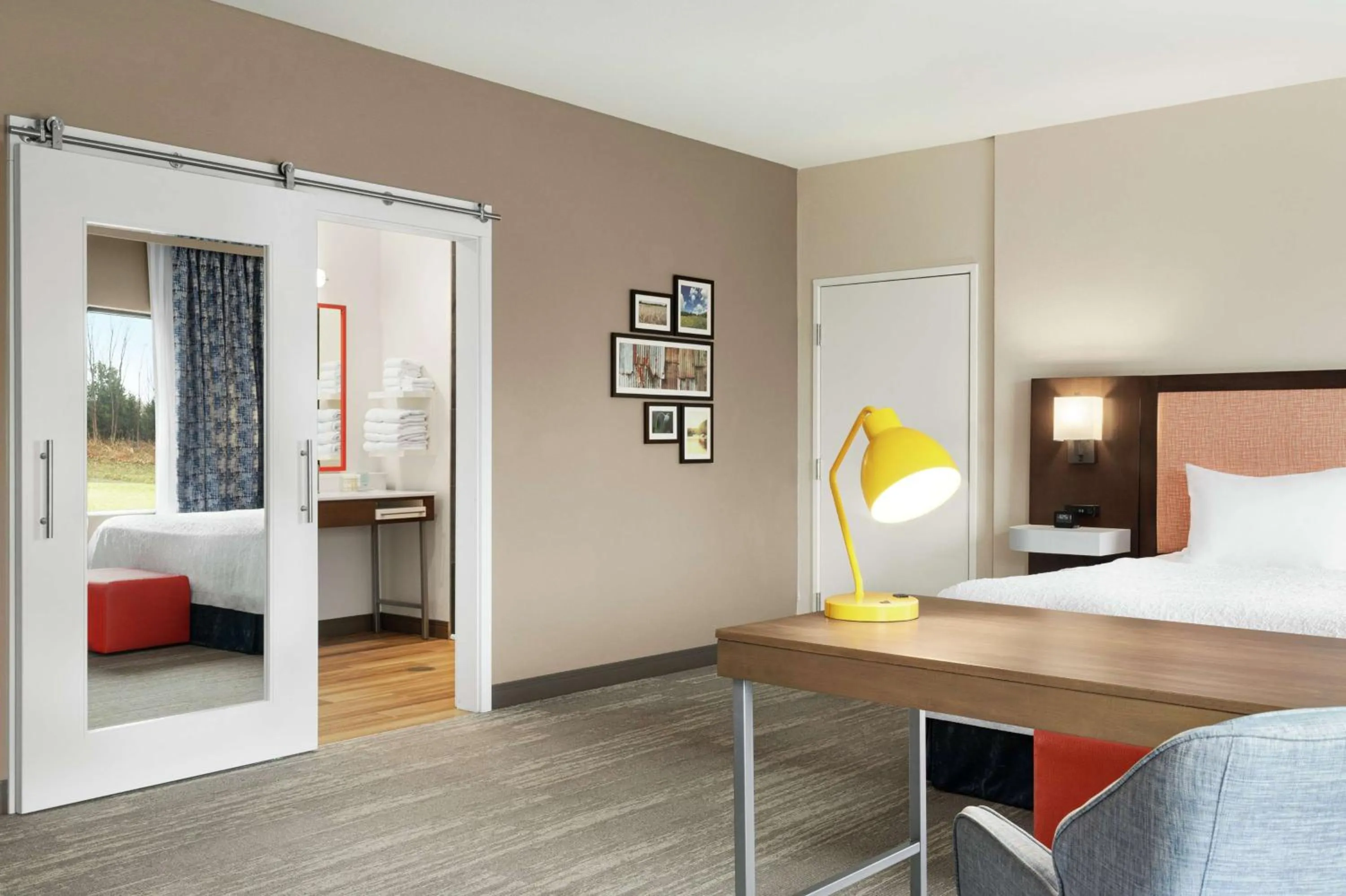 Bed in Hampton Inn & Suites Overland Park South