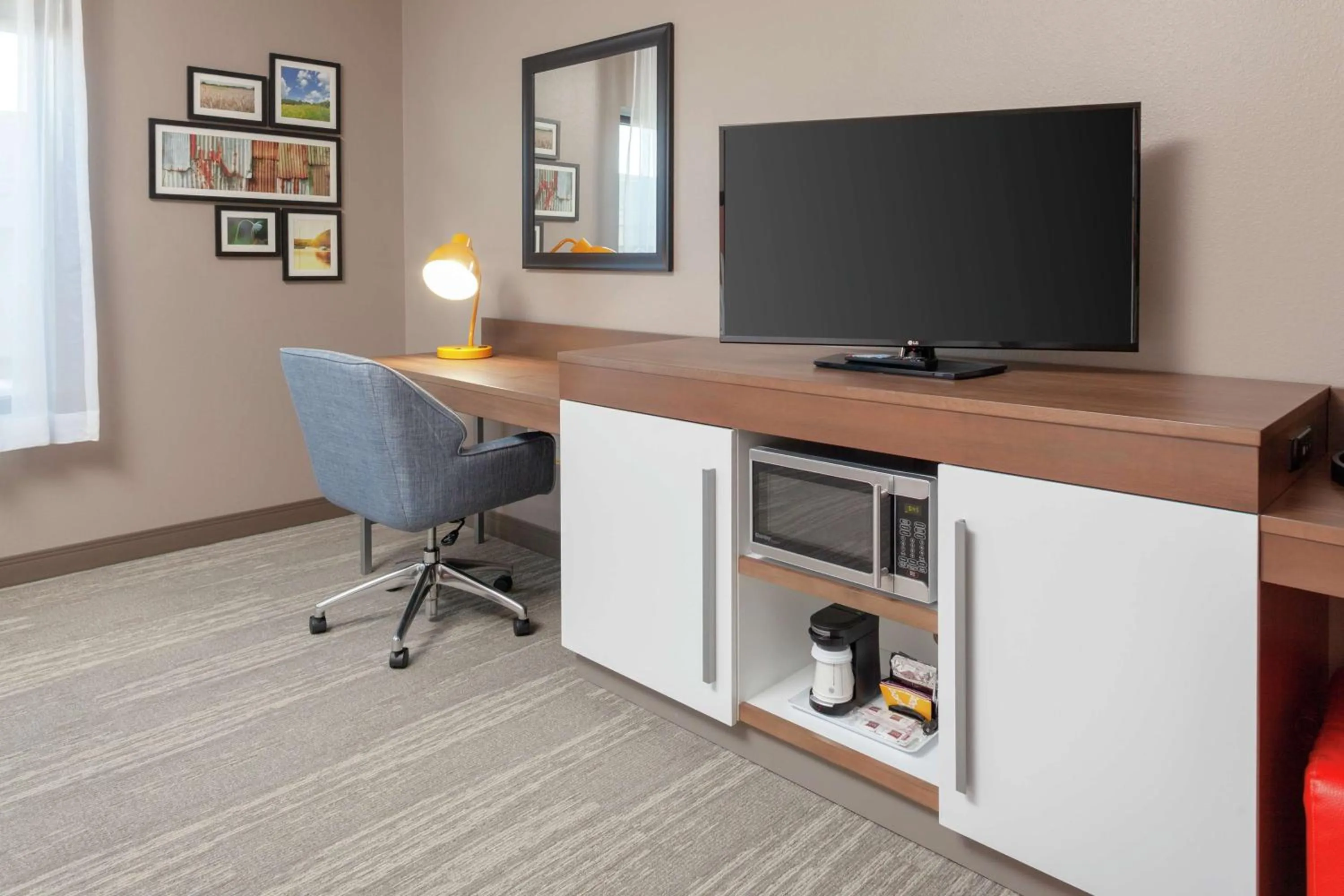 Bedroom in Hampton Inn & Suites Overland Park South